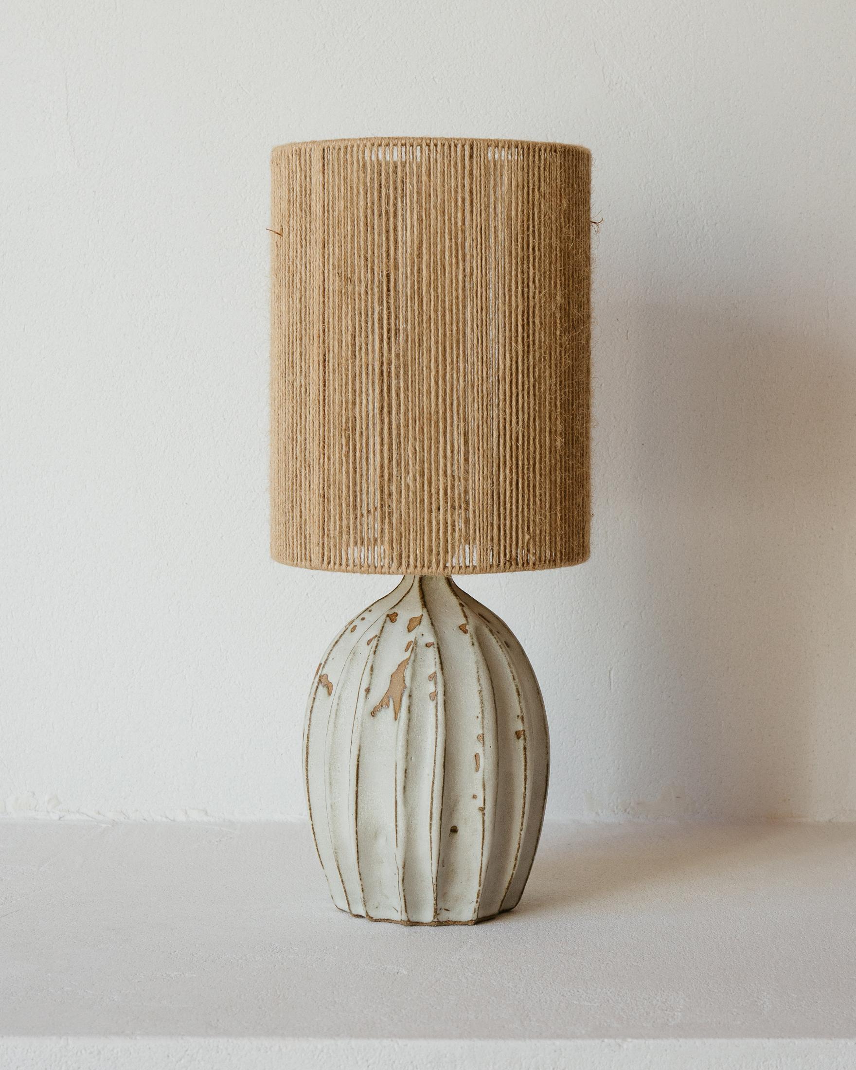 Lampada da tavolo in ceramica Orbe Matte Cream White di Grès Éditions
Un pezzo unico.
Dimensioni: Paralume: Ø 20 x H. 28 cm.
Base: H. H. 30 cm.
Materiali: Juta e ceramica.
Peso: 2,7 kg.

Impianto elettrico: cavo elettrico in lino (lunghezza: 150