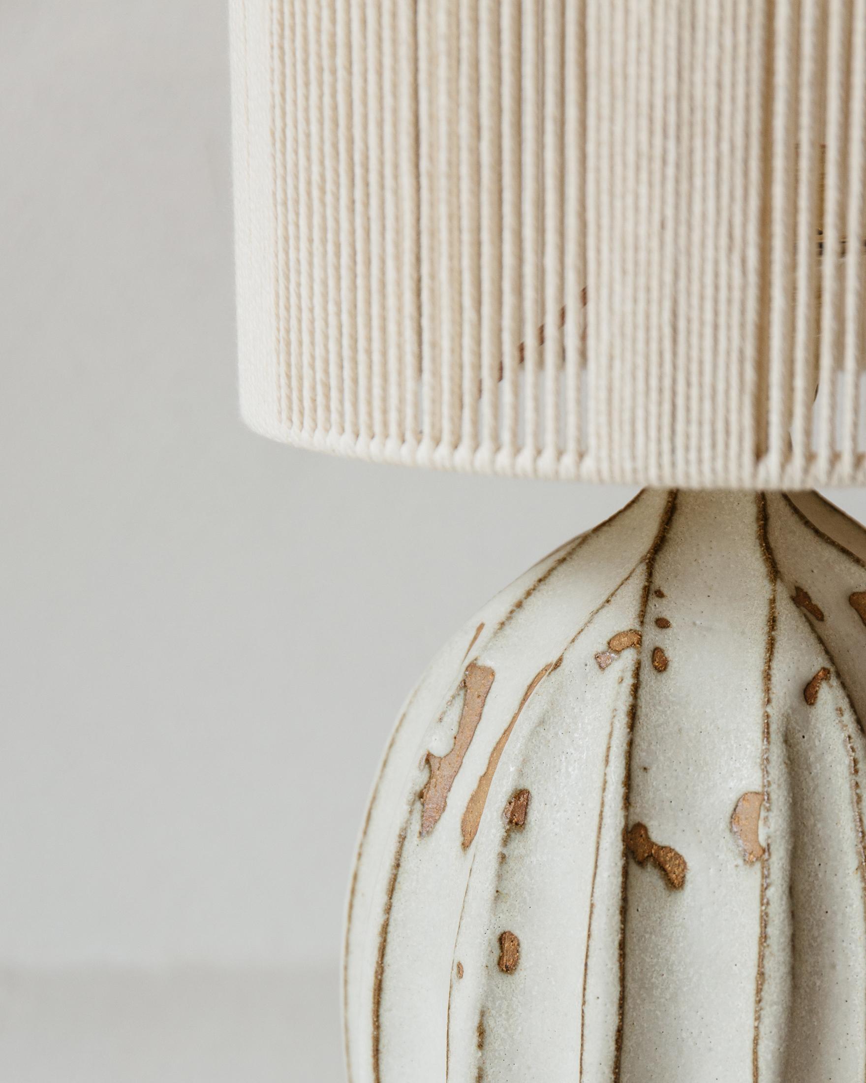 Postmoderne Lampe de table Orbe en céramique blanc crème mat par Grès Éditions en vente