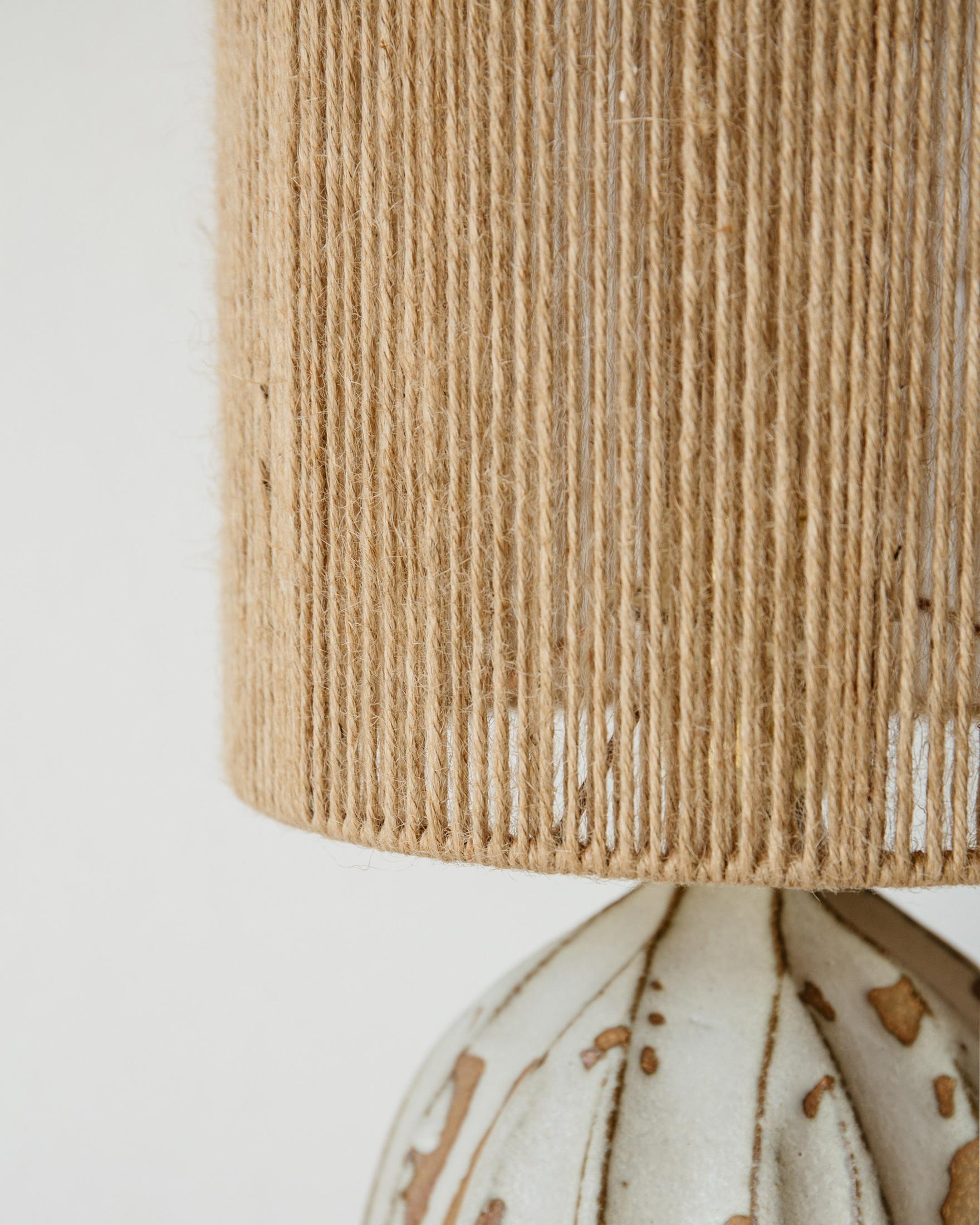 Postmoderno Lampada da tavolo in ceramica Orbe Matte Cream White di Grès Éditions in vendita