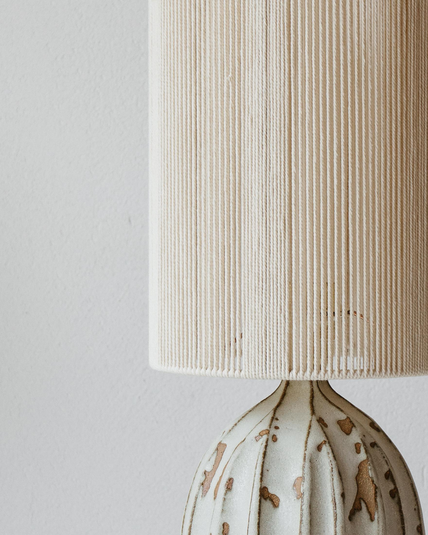 Français Lampe de table Orbe en céramique blanc crème mat par Grès Éditions en vente