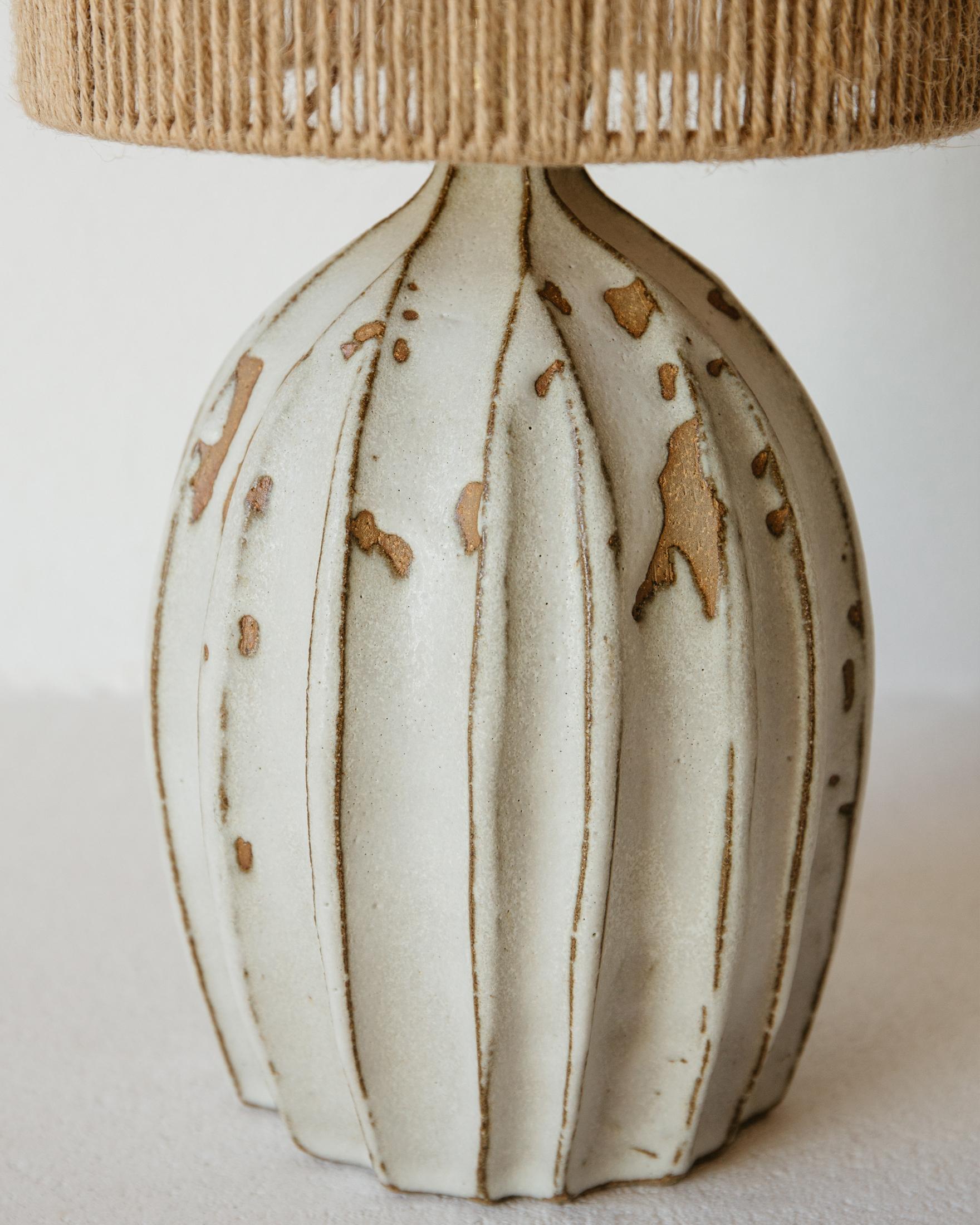 Francese Lampada da tavolo in ceramica Orbe Matte Cream White di Grès Éditions in vendita