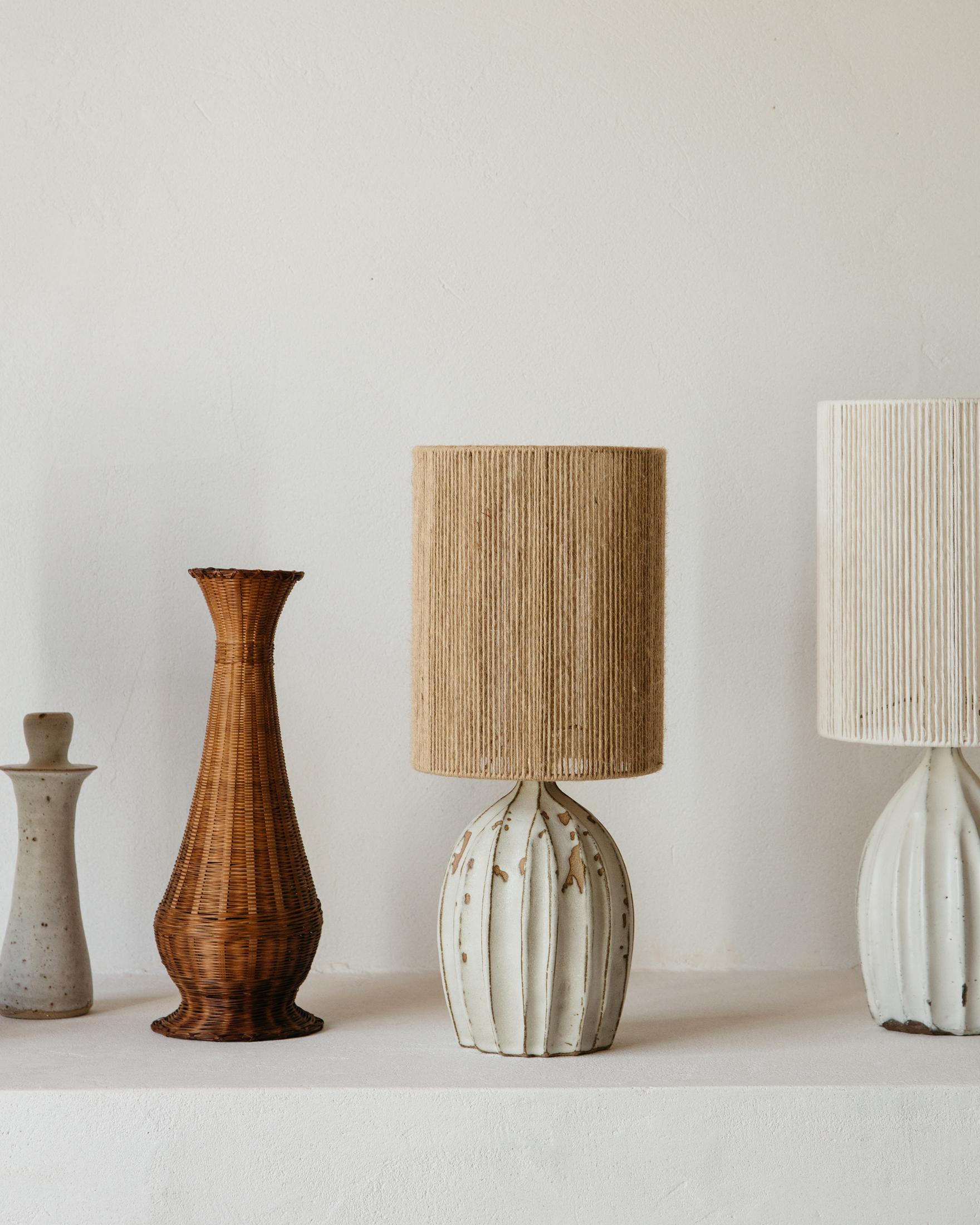 Altro Lampada da tavolo in ceramica Orbe Matte Cream White di Grès Éditions in vendita