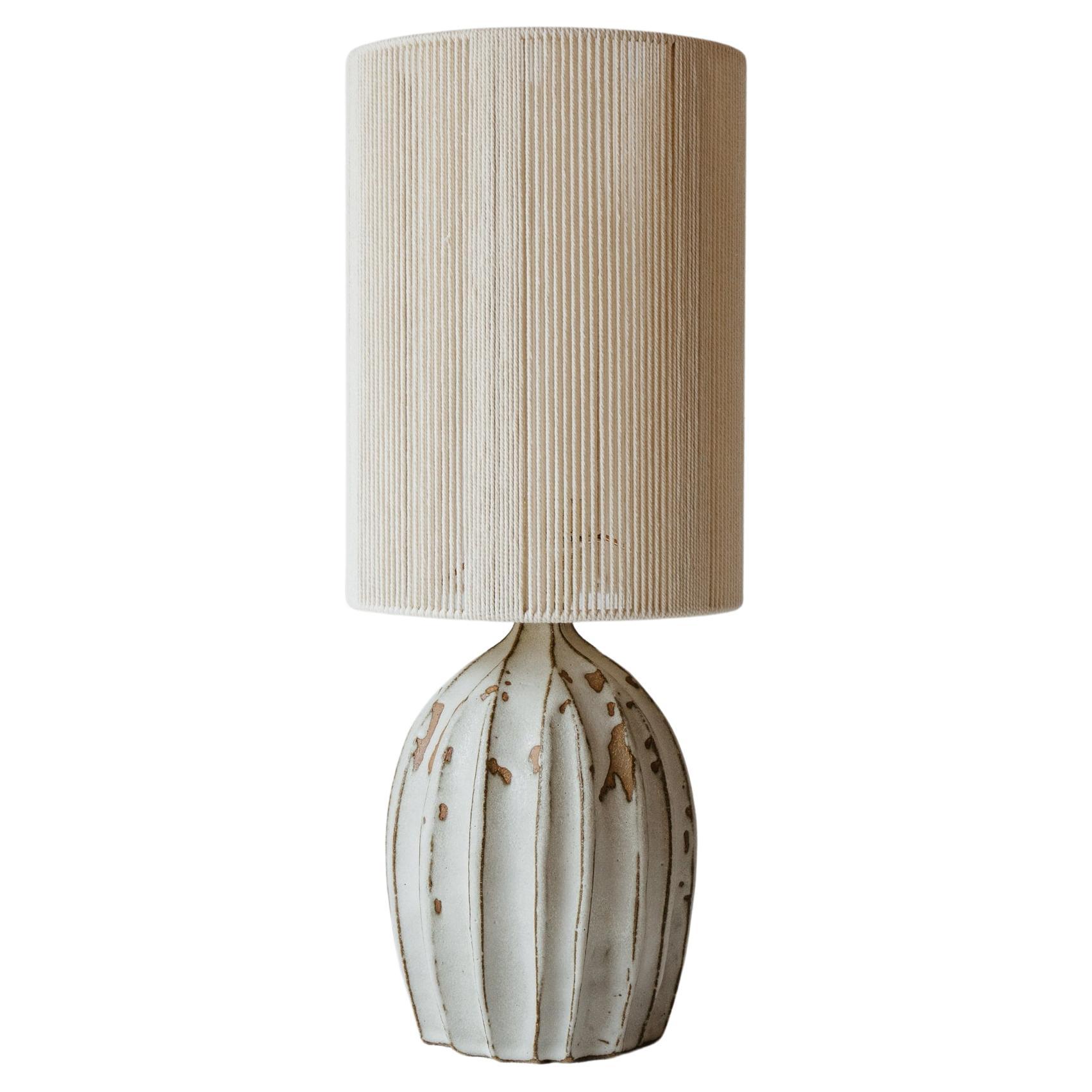 Lampada da tavolo in ceramica Orbe Matte Cream White di Grès Éditions