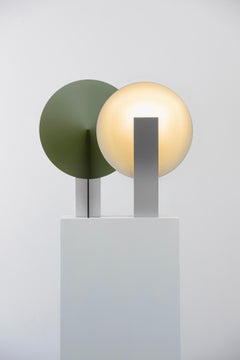 Lámpara de mesa Orbe, de RAIN, Lámpara contemporánea, latón y aluminio, negro y verde