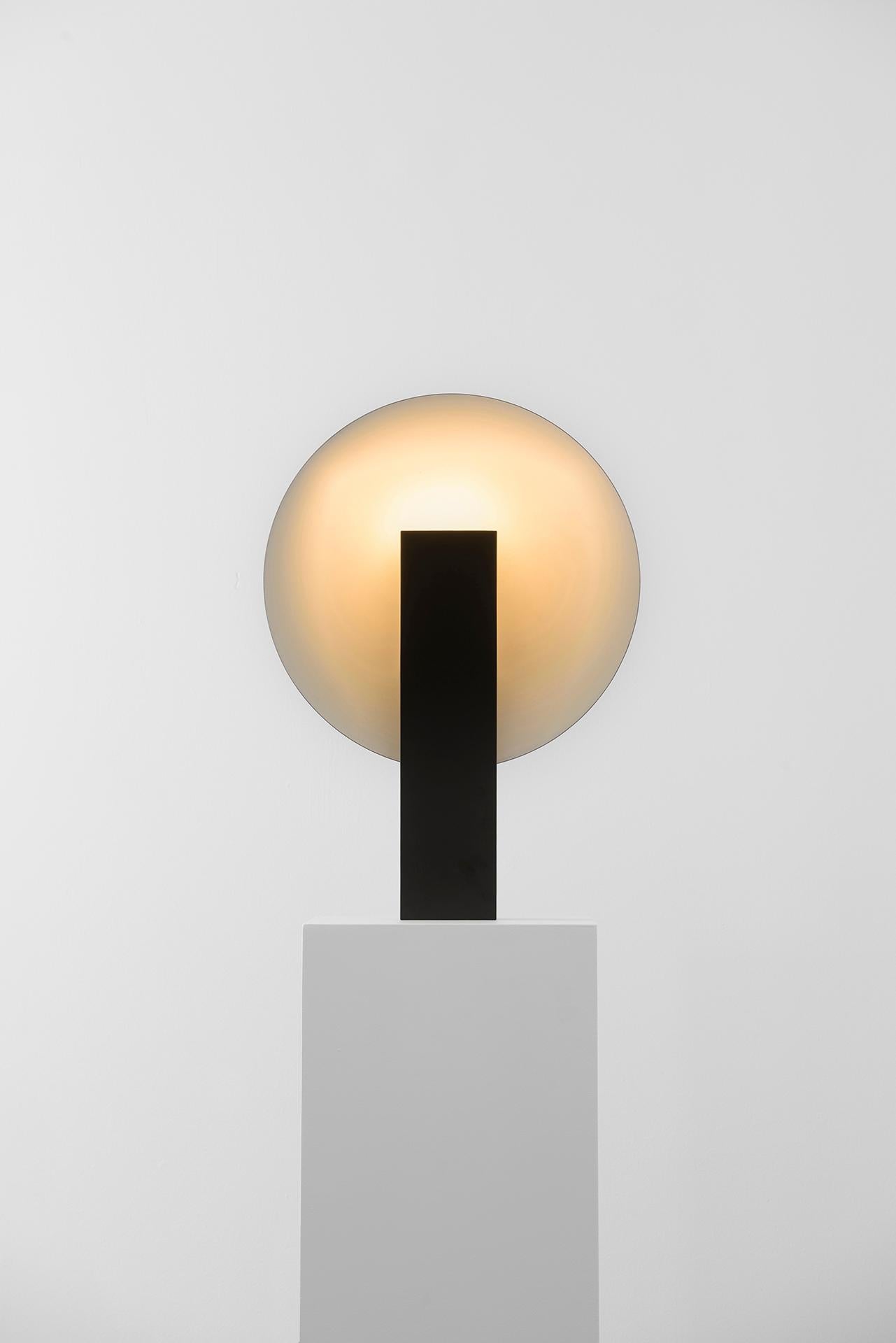 ORBE est une lampe de table à lumière indirecte, conçue pour fournir un éclairage doux à l'environnement.

La pièce a une structure simple, composée du minimum requis pour sa fonctionnalité : la boîte frontale abrite la source lumineuse et fournit