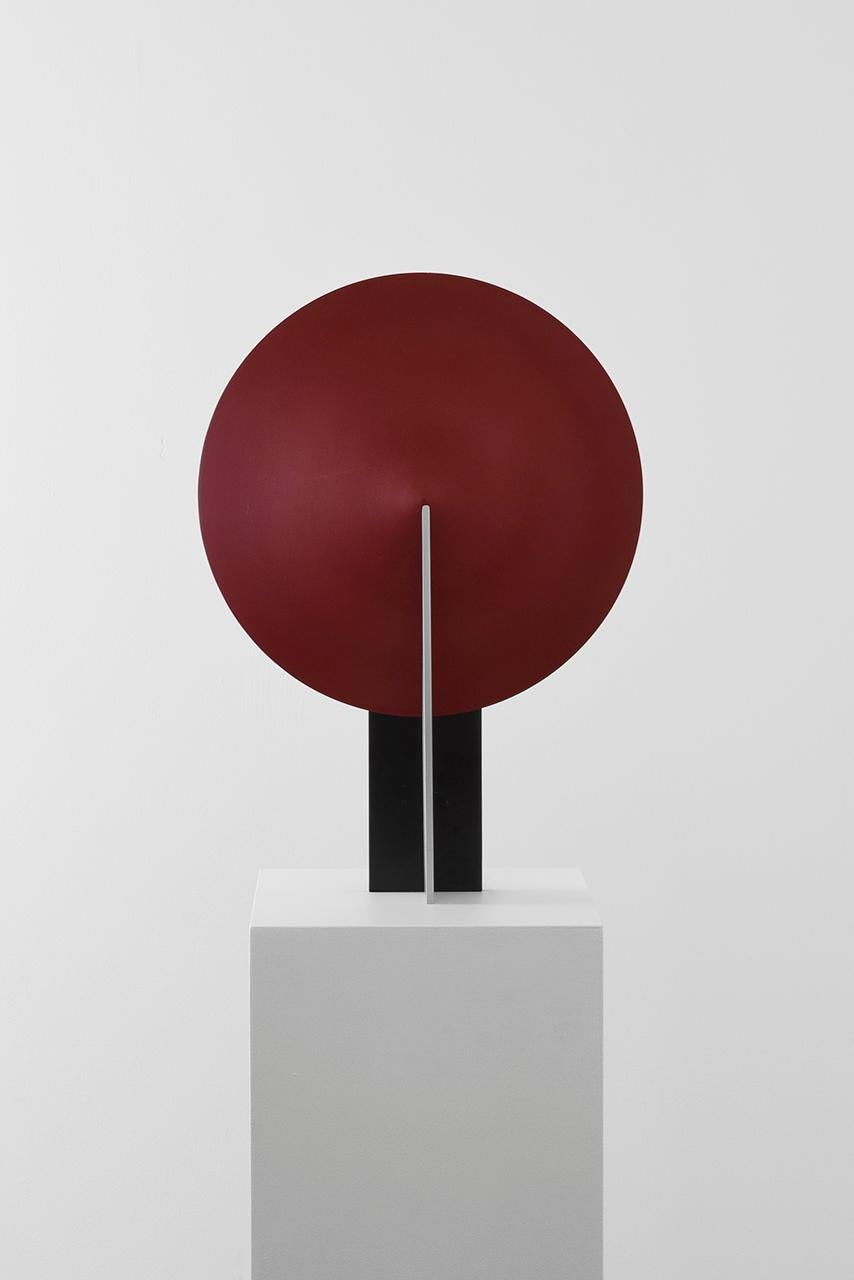 Style international Lampe de Table Orbe, par RAIN, Lampe Contemporaine, Laiton et Aluminium, Noir et Rouge en vente
