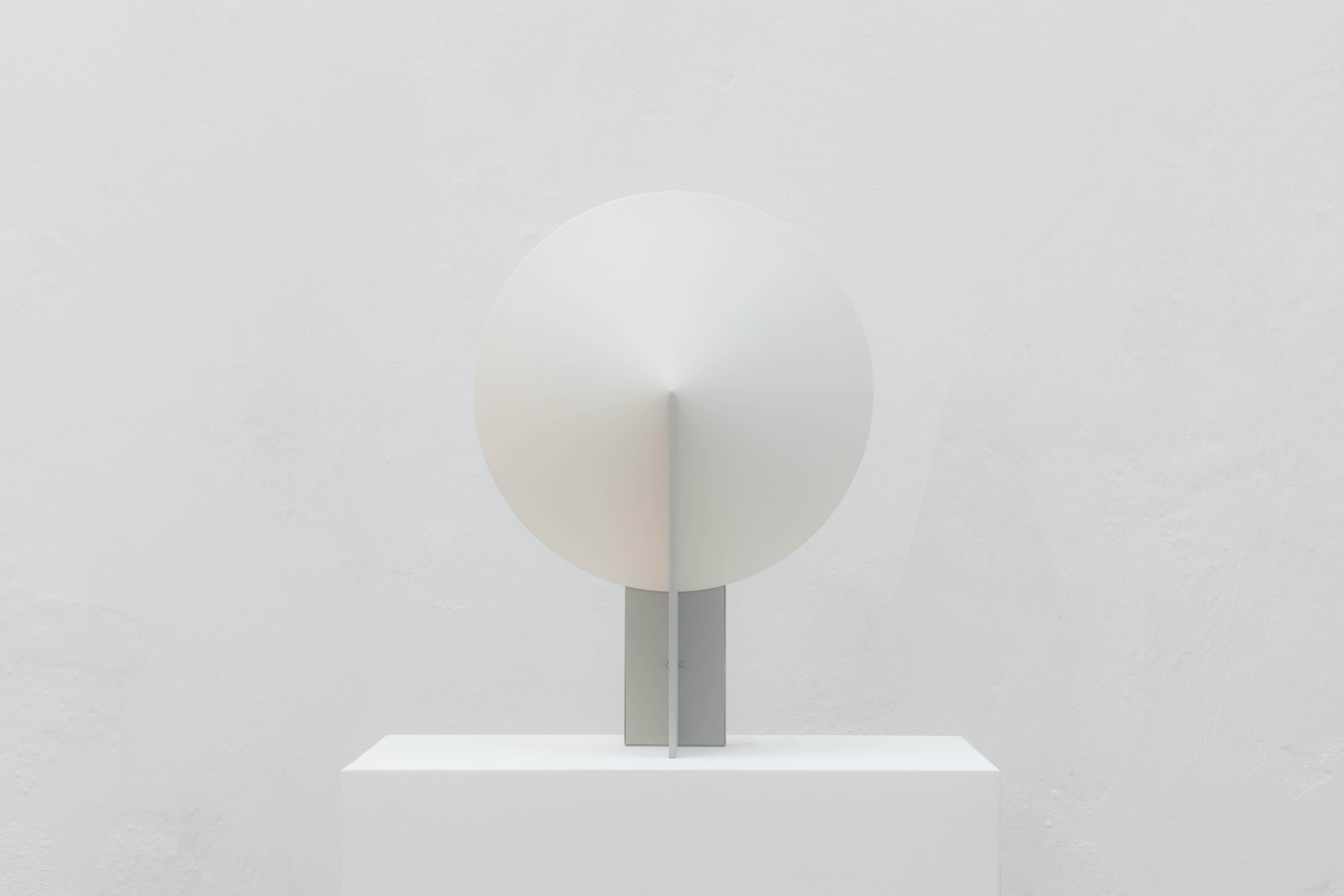 XXIe siècle et contemporain Lampe de Table Orbe, par RAIN, Lampe Contemporaine, Laiton et Aluminium, Noir et Rouge en vente