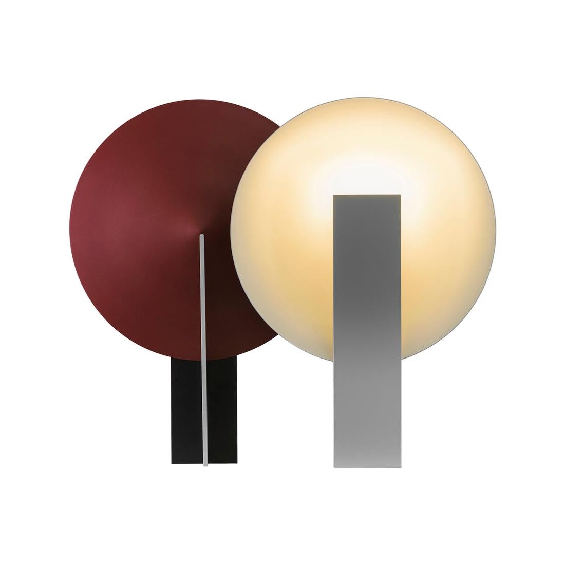 Orbe-Tischlampe, von RAIN, zeitgenössische Lampe, Messing und Aluminium, Schwarz und Rot