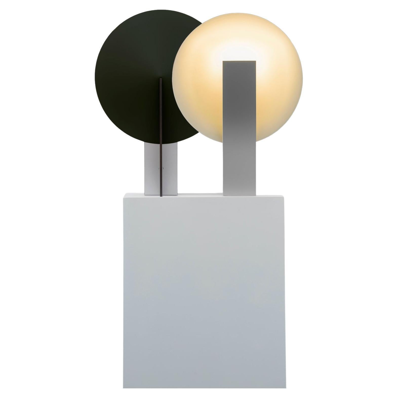 ORBE est une lampe de table à lumière indirecte, conçue pour fournir un éclairage doux à l'environnement.

La pièce a une structure simple, composée du minimum requis pour sa fonctionnalité : la boîte frontale abrite la source lumineuse et fournit