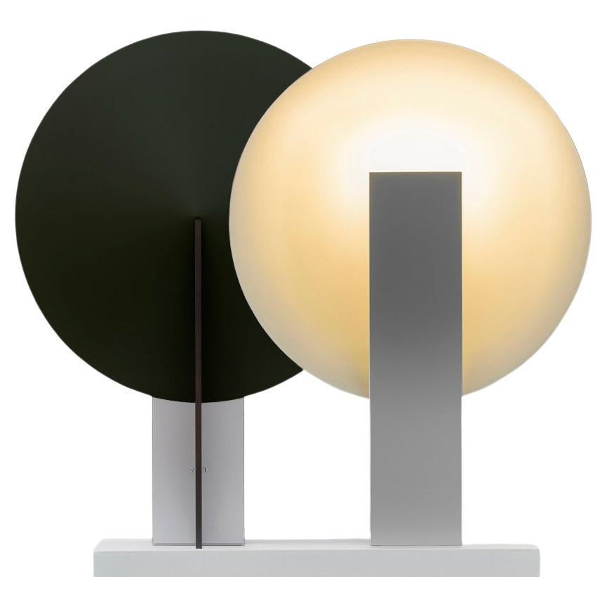 Orbe-Tischlampe, von Rain, zeitgenössische Lampe, Messing und Aluminium, Schwarz und Silber