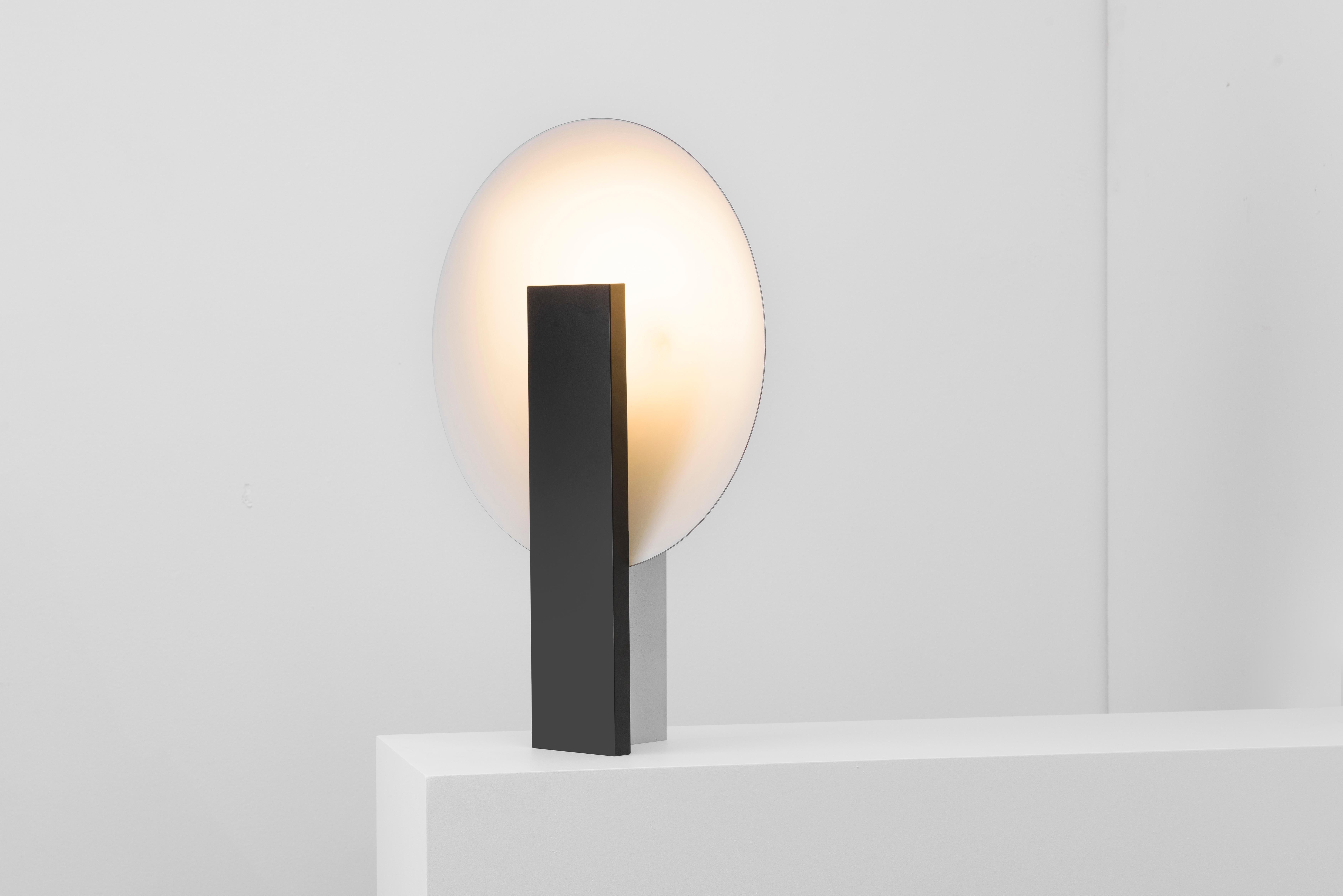 Style international Lampe de bureau Orbe, par Rain, lampe contemporaine, laiton et aluminium, laiton et carbone en vente