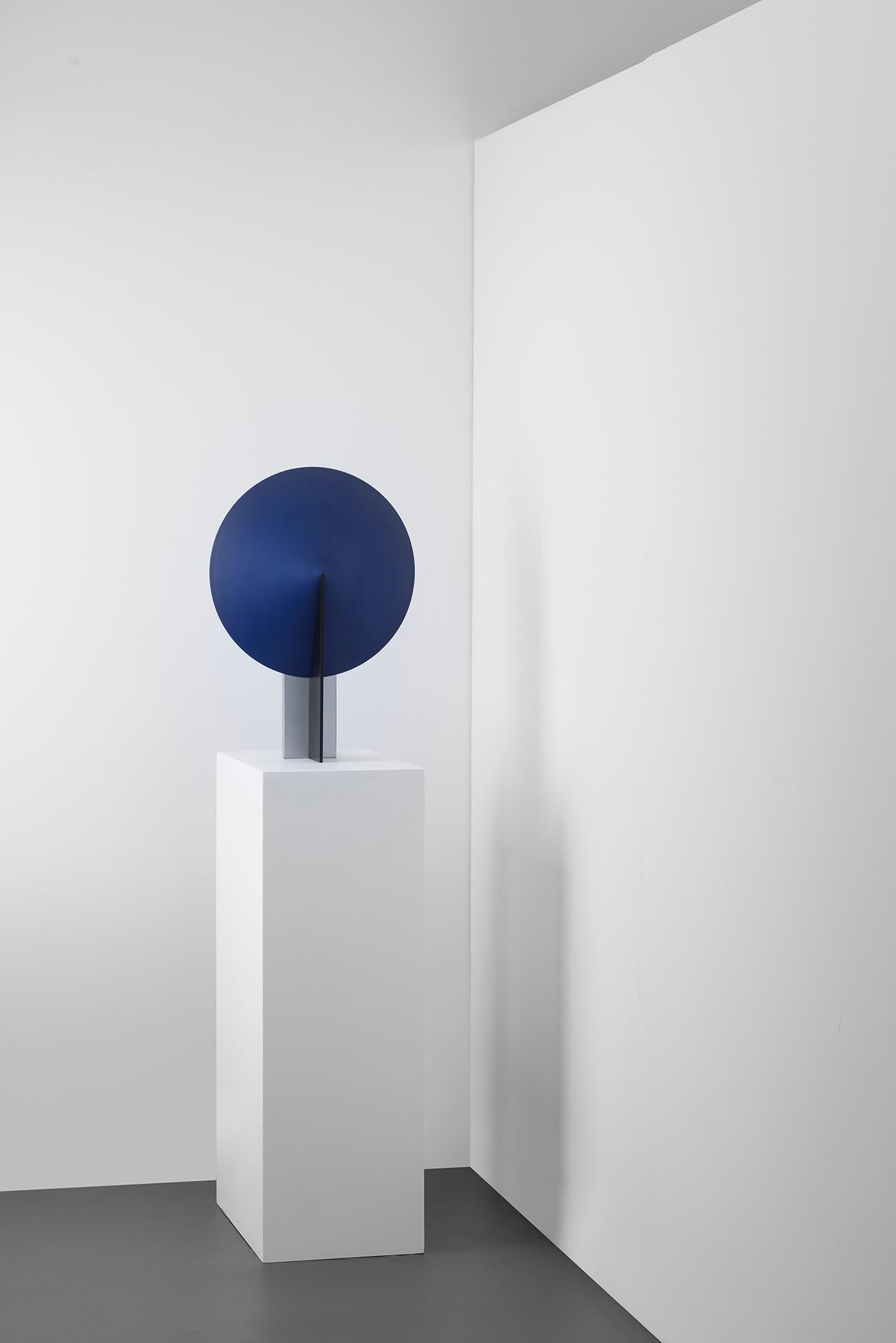 Brésilien Lampe de Table Orbe, par RAIN, Lampe Contemporaine, Laiton et Aluminium, Argent et Bleu en vente