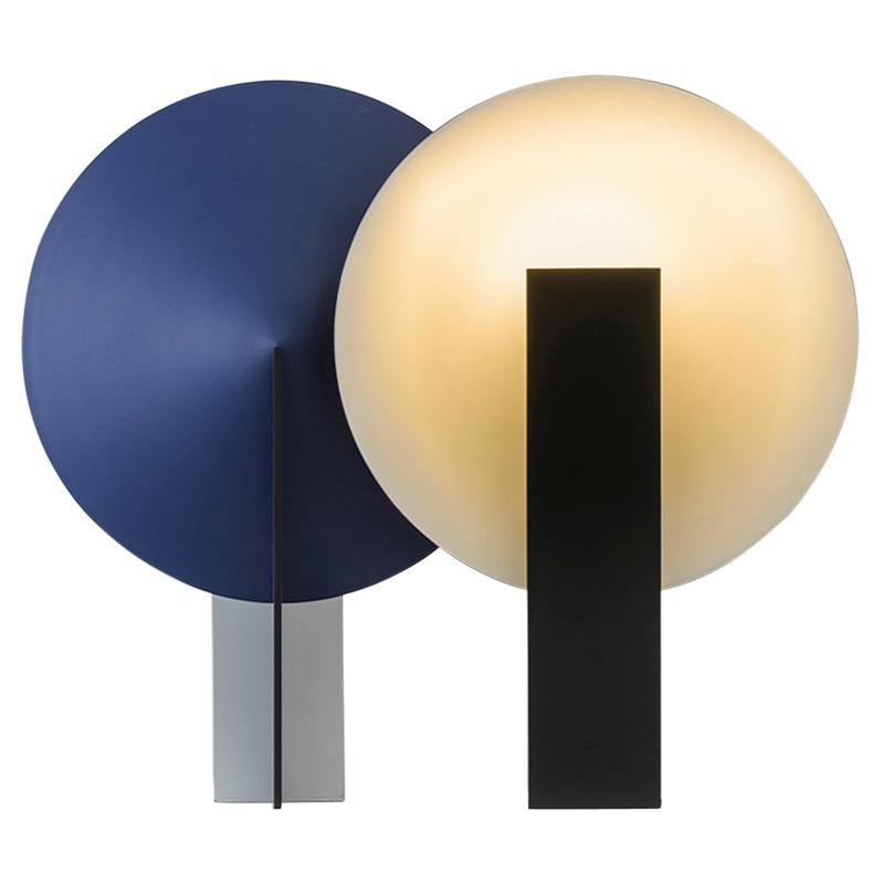 Orbe-Tischlampe, von RAIN, zeitgenössische Lampe, Messing & Aluminium, Silber und Blau