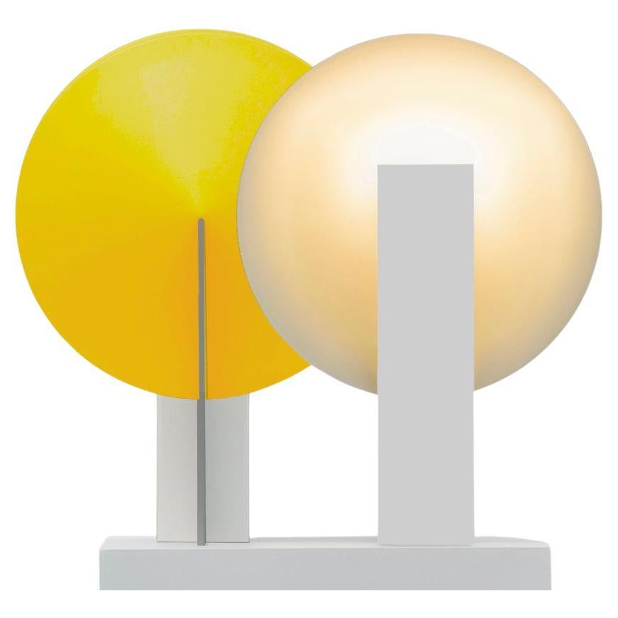 Orbe-Tischlampe, von RAIN, zeitgenössische Lampe, Messing und Aluminium, Gelb-Weiß
