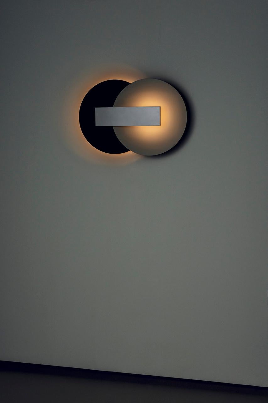 Orbe-Wandleuchte, von Rain, zeitgenössische Lampe, Messing und Aluminium, Schwarz und Silber im Zustand „Neu“ im Angebot in Sao Paulo, SP