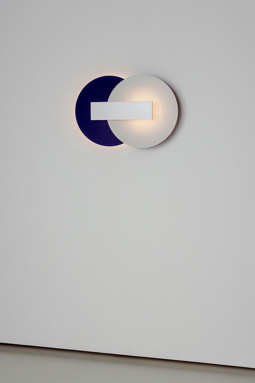 Brésilien Lampe murale Orbe, par Rain, lampe contemporaine, laiton et aluminium, argent et bleu en vente