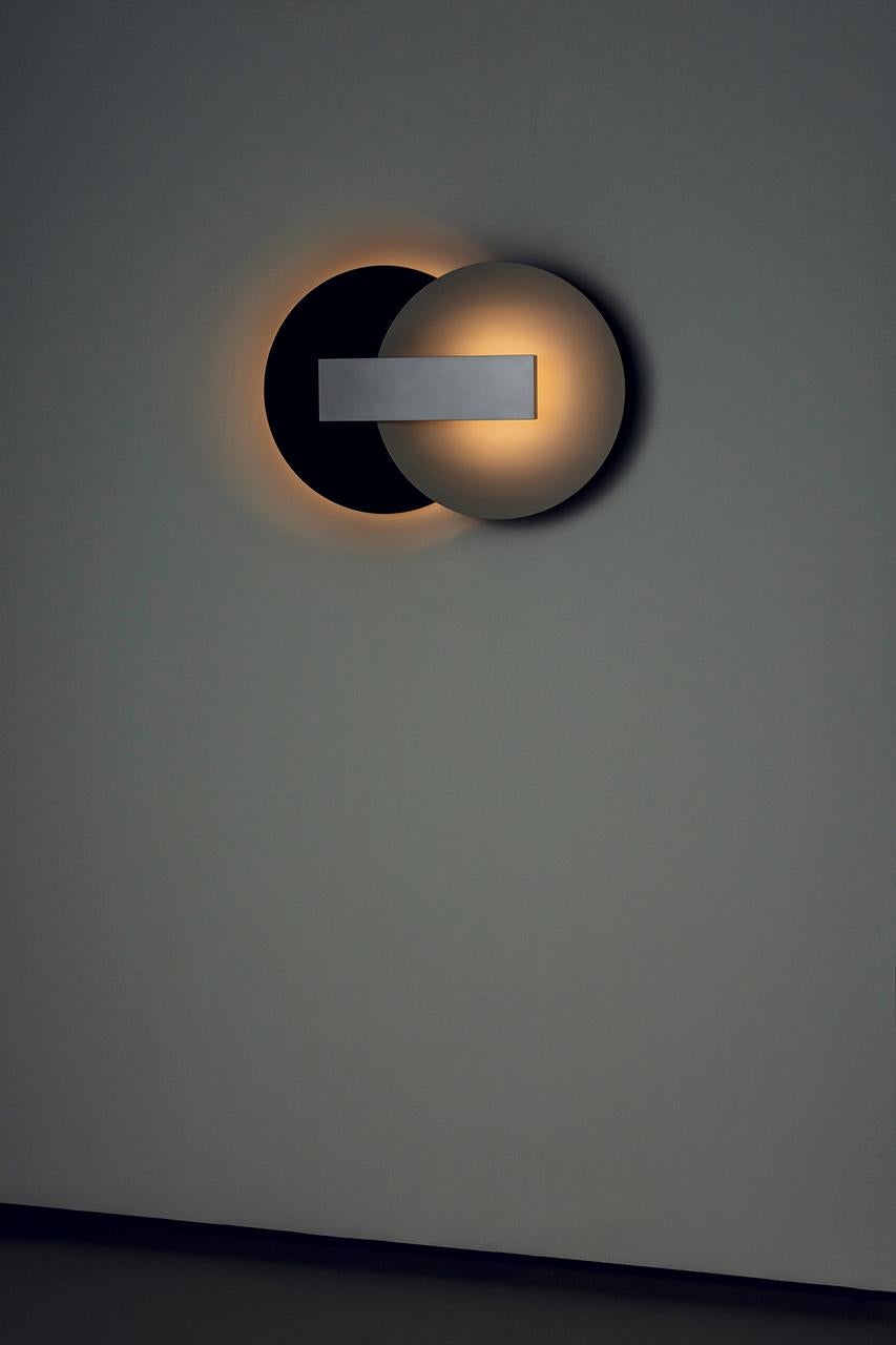 Dipinto Lampada da parete Orbe, di Rain, Lampada contemporanea, Ottone e alluminio, Argento e blu in vendita
