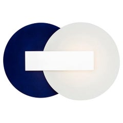 Lámpara de pared Orbe, de Rain, Lámpara contemporánea, latón y aluminio, plata y azul