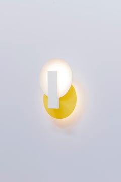 Orbe-Wandleuchte, von Rain, zeitgenössische Lampe, Messing und Aluminium, Gelb-Weiß