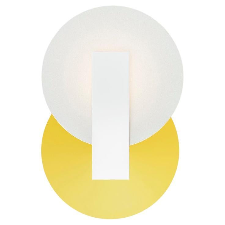Orbe-Wandleuchte, von Rain, zeitgenössische Lampe, Messing und Aluminium, Gelb-Weiß