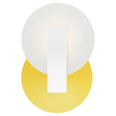 Lampe murale Orbe, par Rain, lampe contemporaine, laiton et aluminium, jaune et blanc