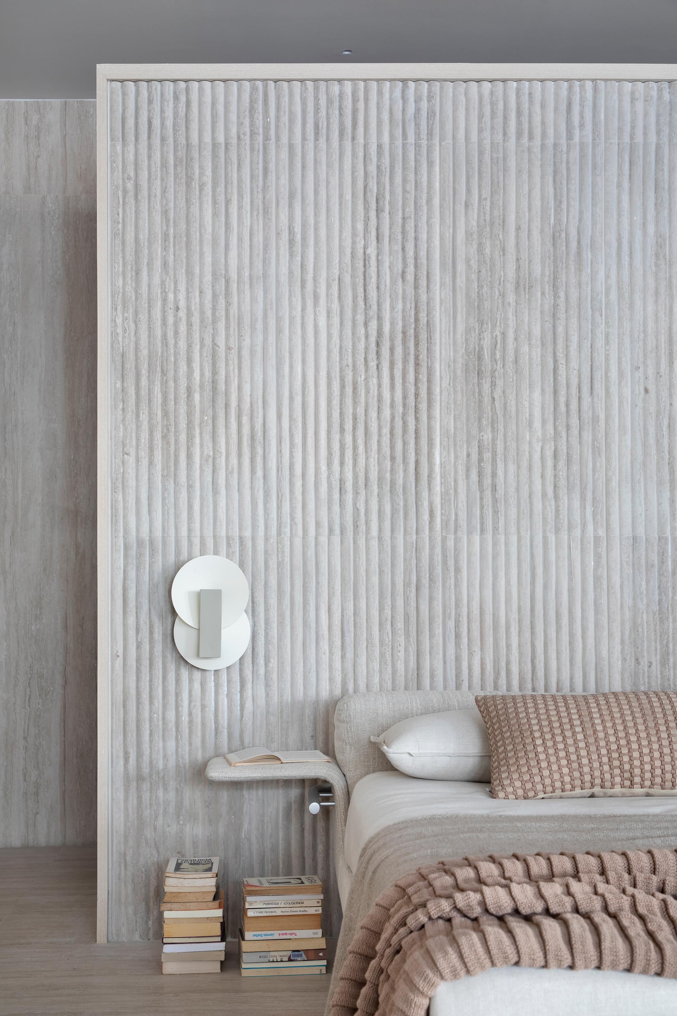 Petite lampe murale Orbe, par Rain, lampe contemporaine, laiton et aluminium en vente 2