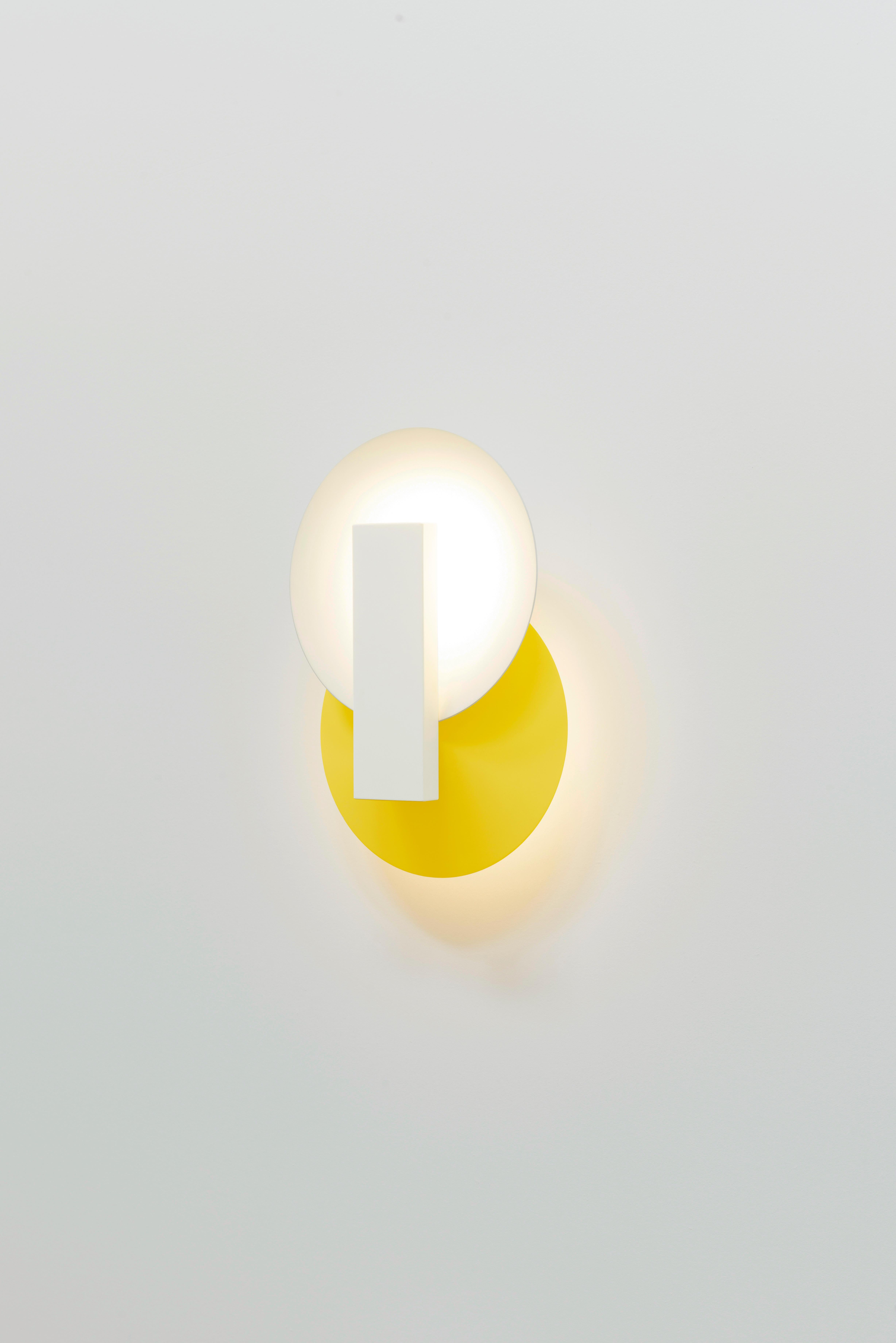 Orbe est une lampe murale à lumière indirecte, conçue pour apporter un éclairage doux à l'environnement.

La pièce a une structure simple, composée du minimum requis pour sa fonctionnalité : la boîte frontale abrite la source lumineuse et fournit le