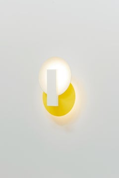 Orbe-Wandleuchte, Klein, von Rain, zeitgenössische Lampe, Messing und Aluminium, Gelb