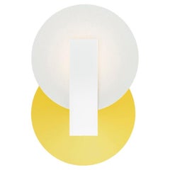 Petite lampe murale Orbe, par Rain, contemporaine, laiton et aluminium, jaune