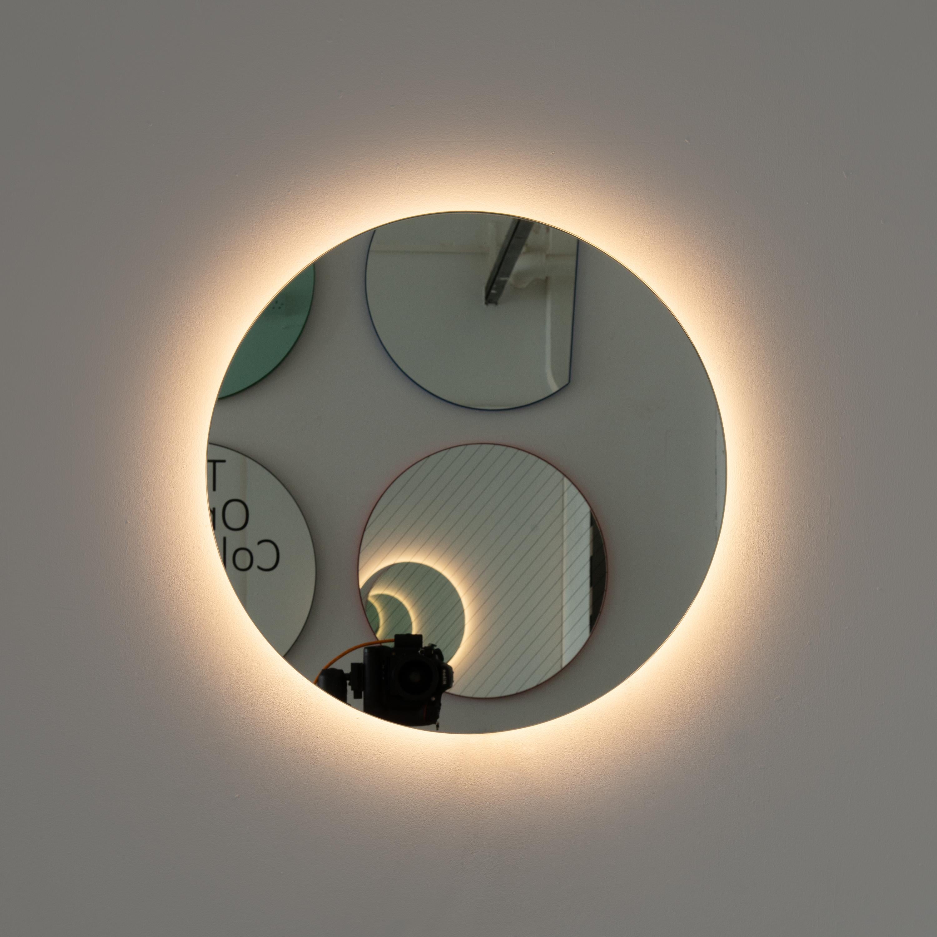 Zeitgenössischer runder rahmenloser Spiegel mit Hintergrundbeleuchtung und Schwebeeffekt. Hochwertiges Design, das dafür sorgt, dass der Spiegel perfekt parallel zur Wand steht. Entworfen und hergestellt in London, UK.

Ausgestattet mit