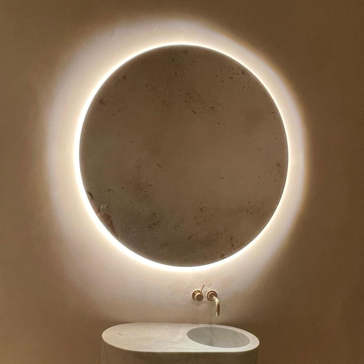 Splendido specchio rotondo retroilluminato Orbis™ con un'elegante cornice in ottone con patina bronzo. Realizzato a Londra, Regno Unito. Questo specchio è completamente personalizzabile per adattarsi alle esigenze specifiche di ogni interno.

La