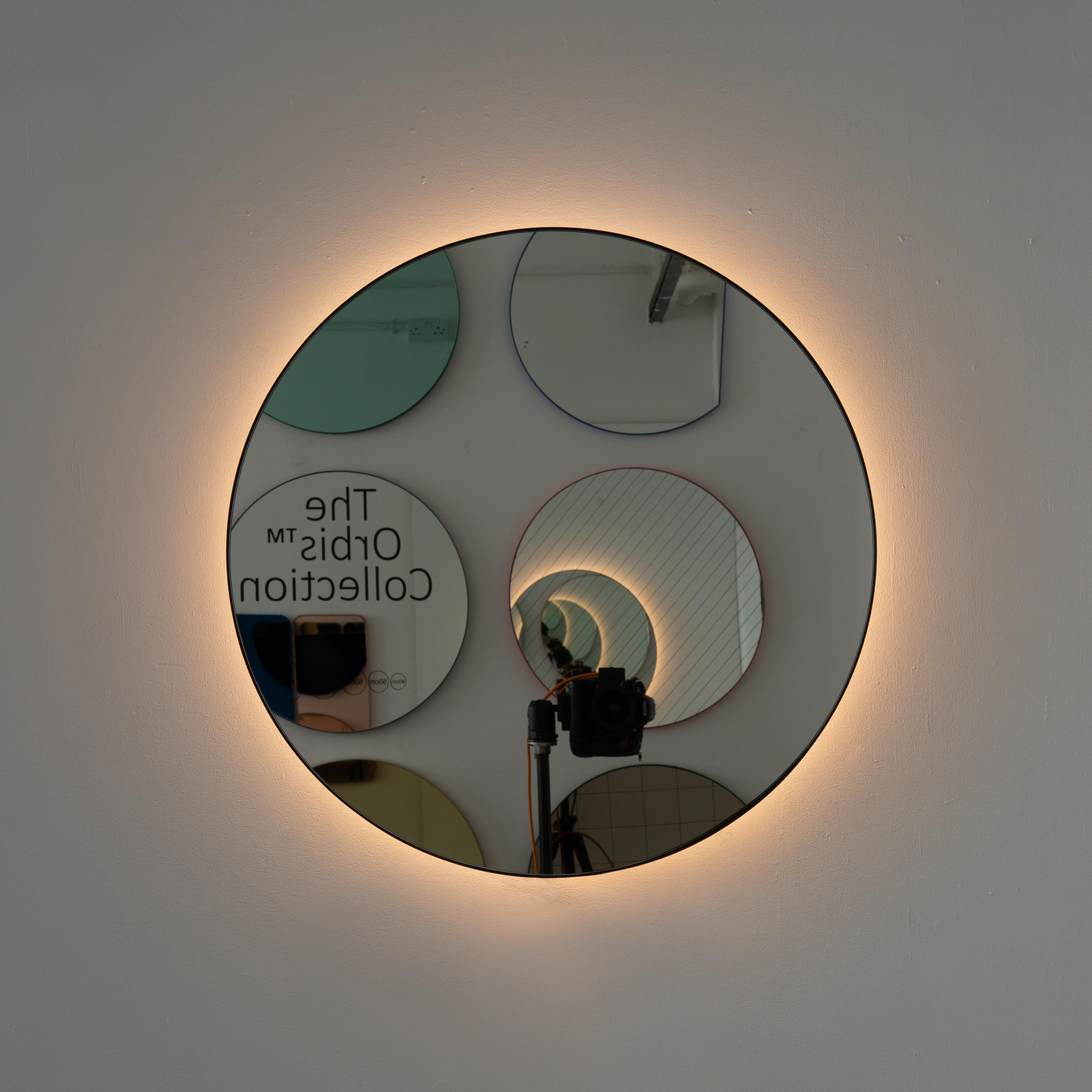 Organique Miroir rond moderne rétro-éclairé Orbis avec cadre en laiton patiné bronze en vente