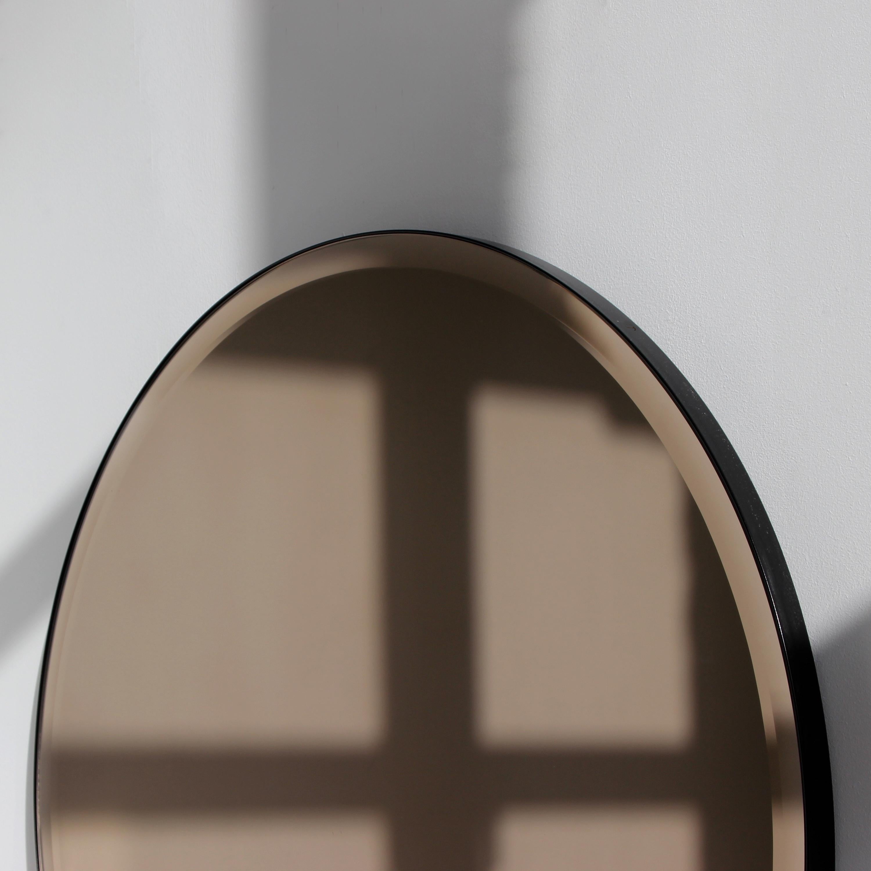XXIe siècle et contemporain Miroir rond biseauté teinté bronze Orbis Modernity avec un cadre noir, XL en vente