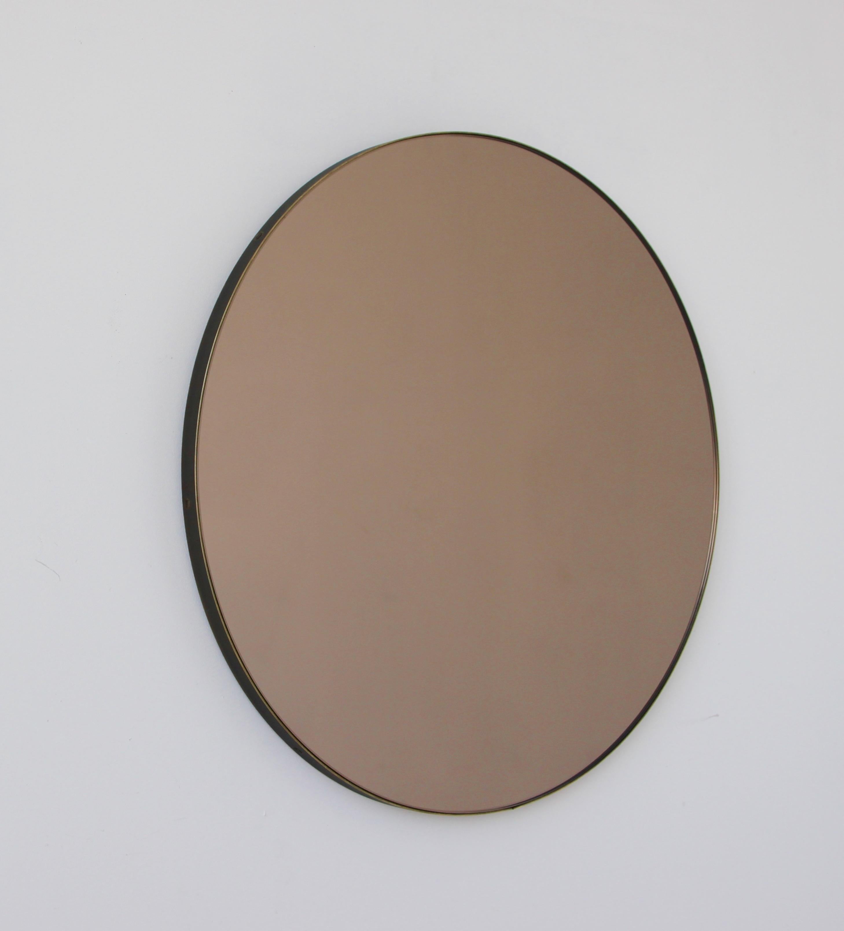 Organico moderno Specchio contemporaneo rotondo Orbis Bronze Tinted con cornice in bronzo patinato, XL in vendita