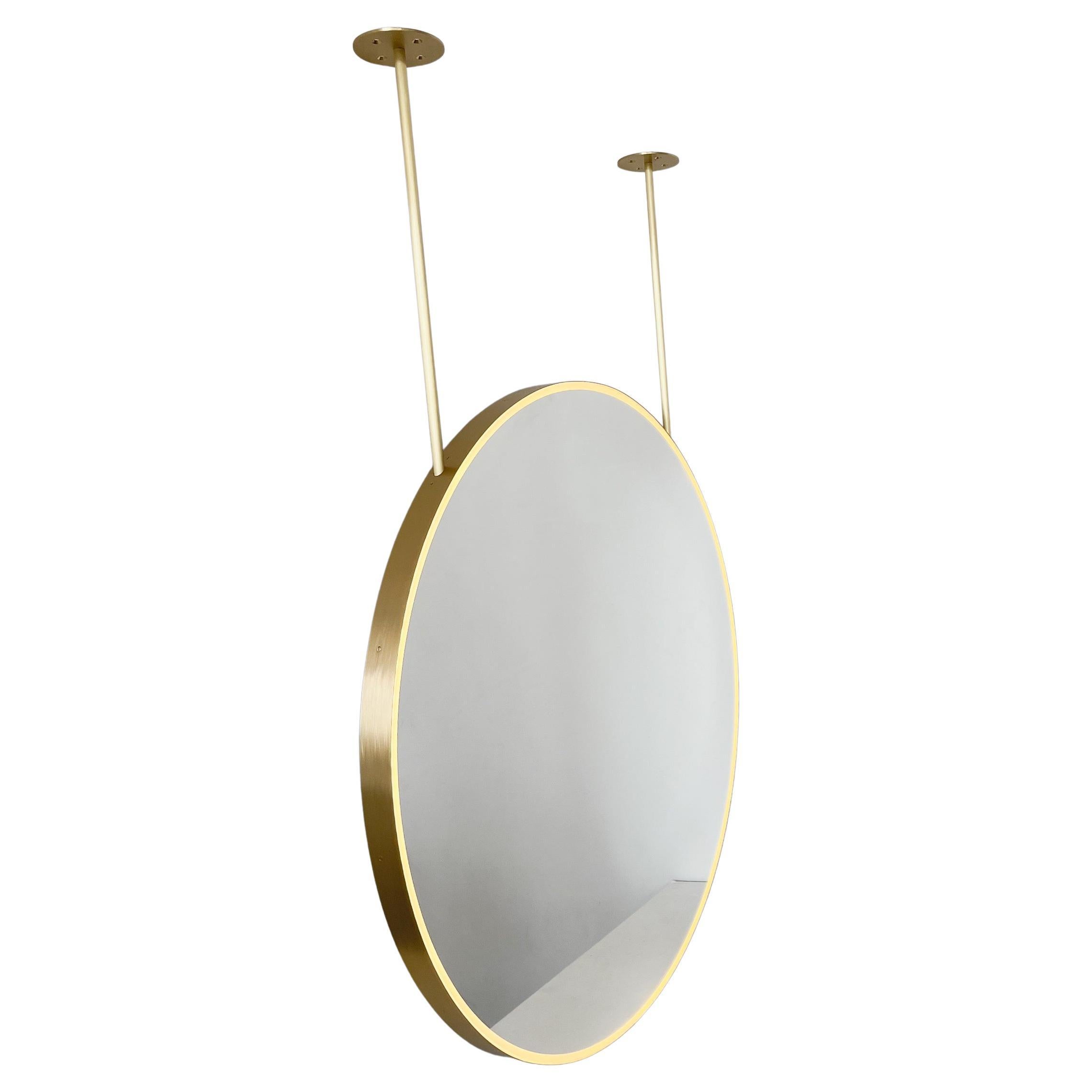 Miroir rond lumineux suspendu au plafond Orbis avec cadre en laiton et deux bras