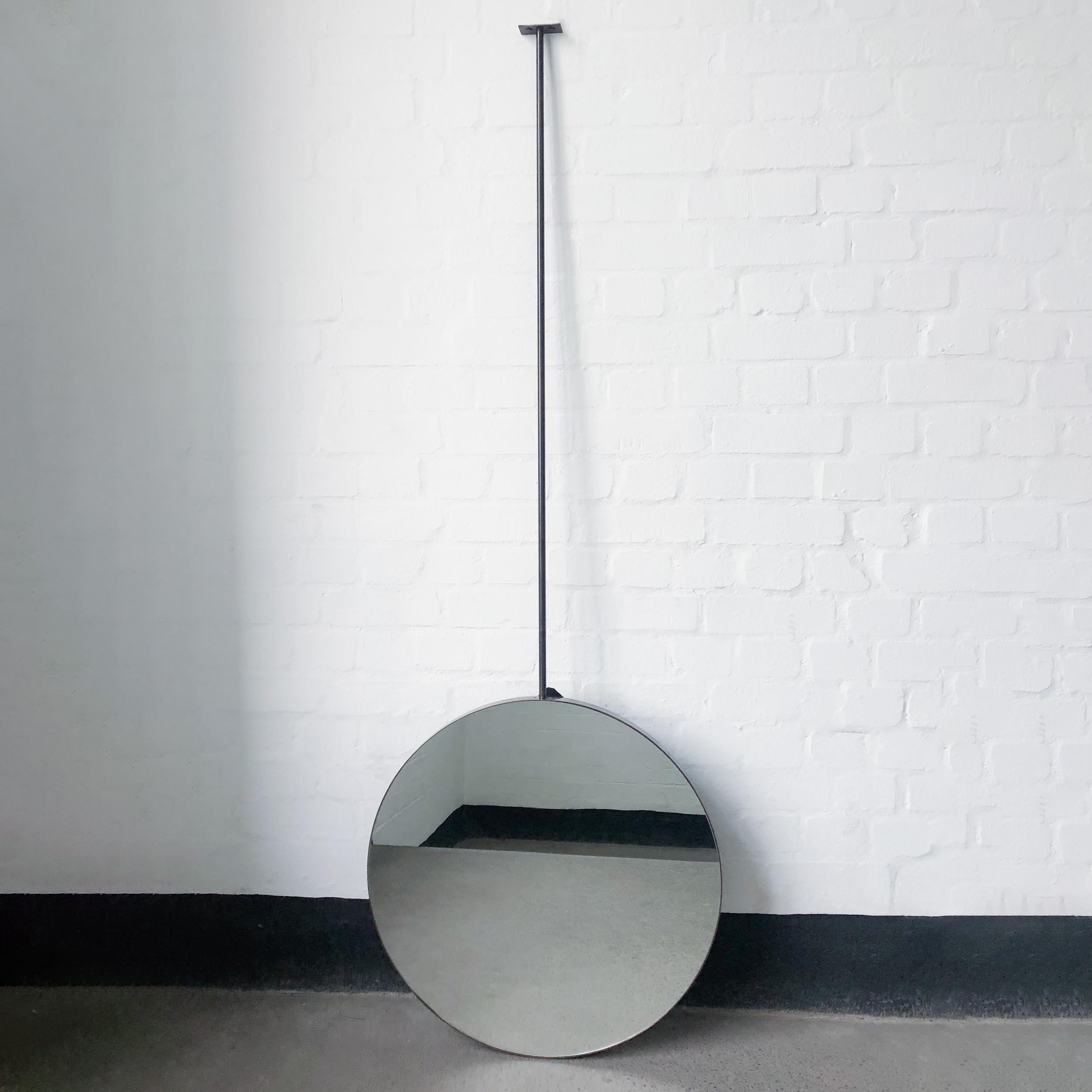 Miroir rond de style industriel Orbis™ suspendu au plafond avec un cadre et un bras en laiton finis avec une élégante patine bronze et un support de panneau enduit de poudre noire (personnalisable).

55cm (21.65