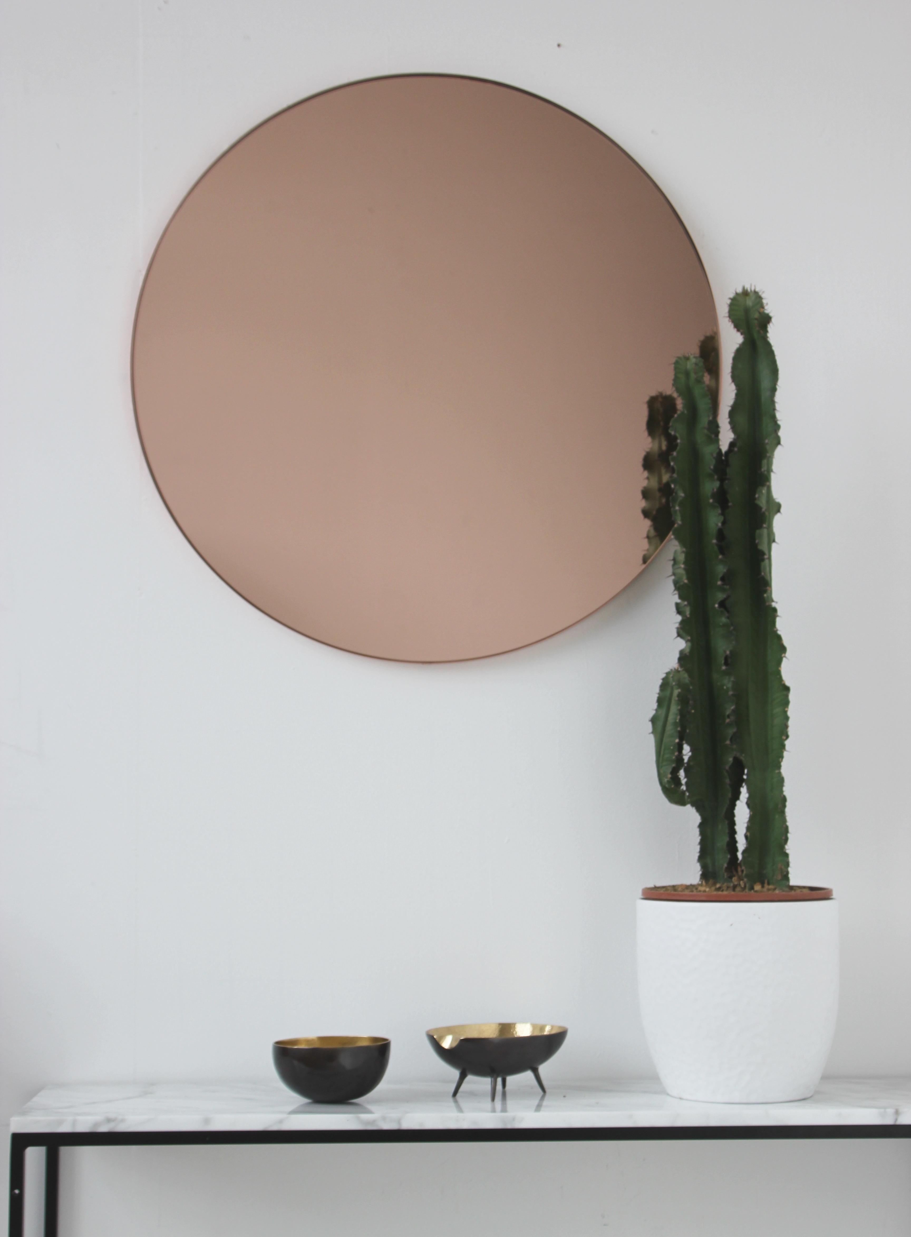 Organique Orbis Rose Gold Tinted Contemporary Round Mirror with Copper Frame, Medium (Miroir rond contemporain teinté d'or rose avec cadre en cuivre) en vente