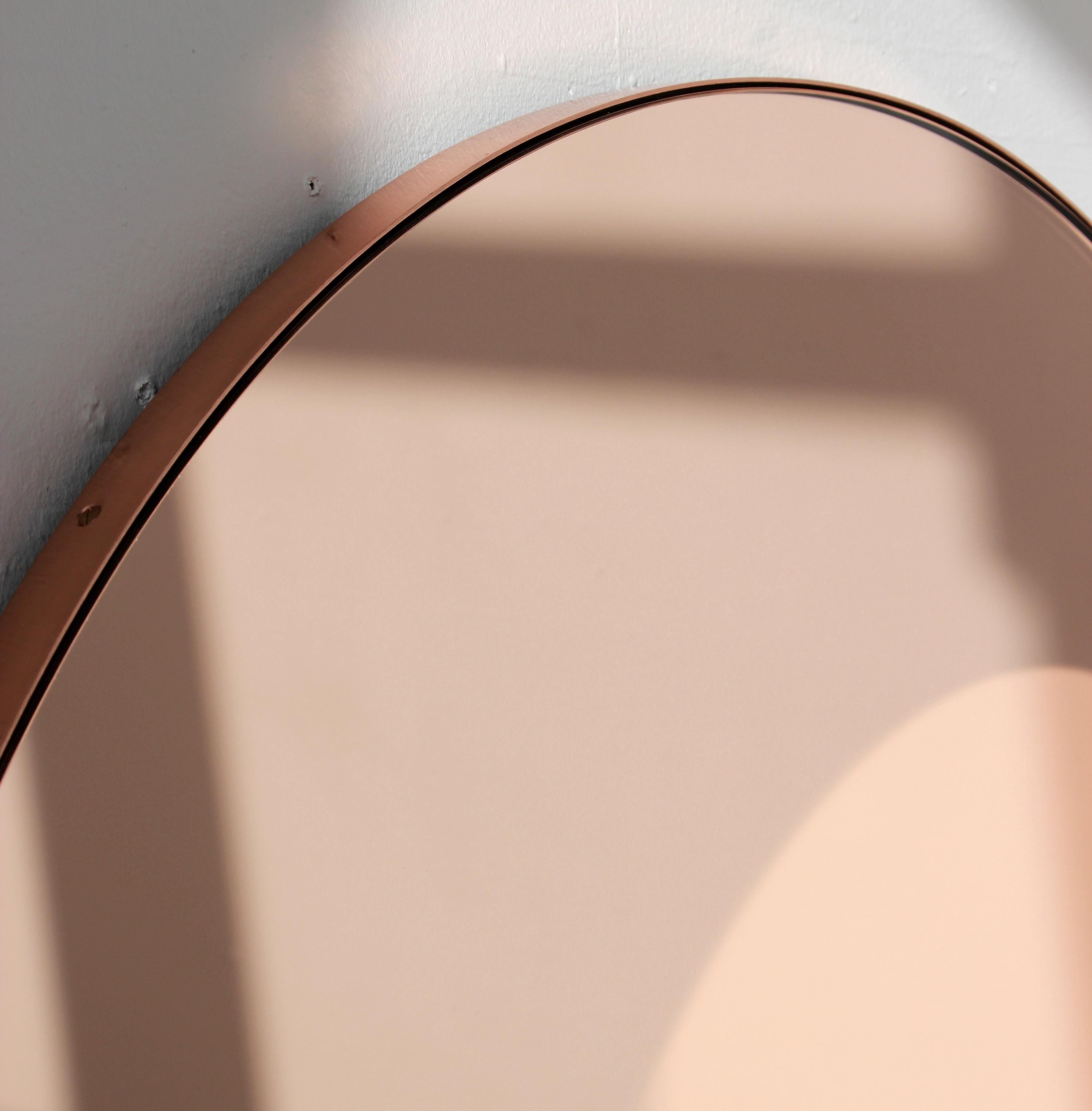 Britannique Orbis Rose Gold Tinted Contemporary Round Mirror with Copper Frame, Medium (Miroir rond contemporain teinté d'or rose avec cadre en cuivre) en vente