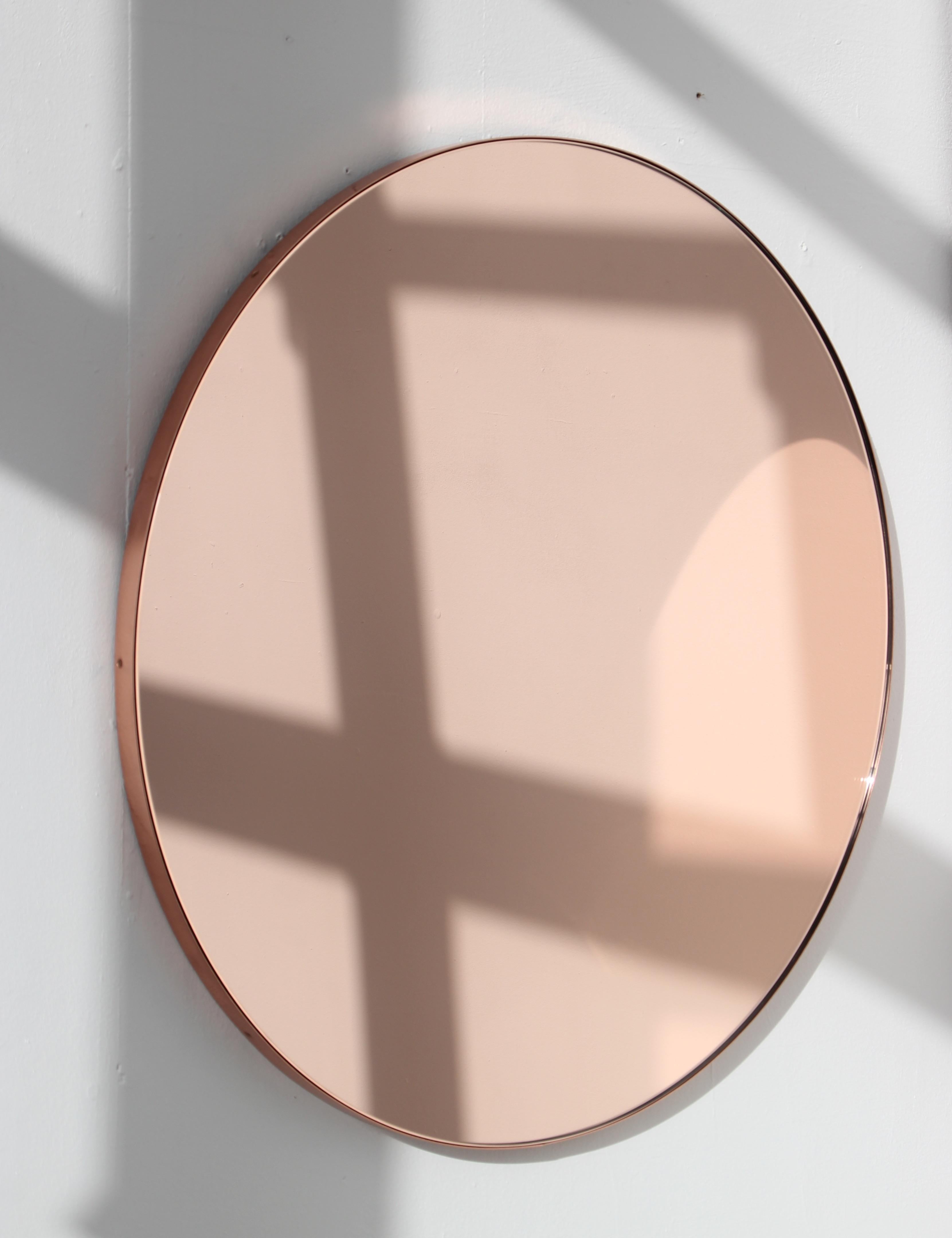 Orbis Rose Gold Tinted Contemporary Round Mirror with Copper Frame, Medium (Miroir rond contemporain teinté d'or rose avec cadre en cuivre) Neuf - En vente à London, GB