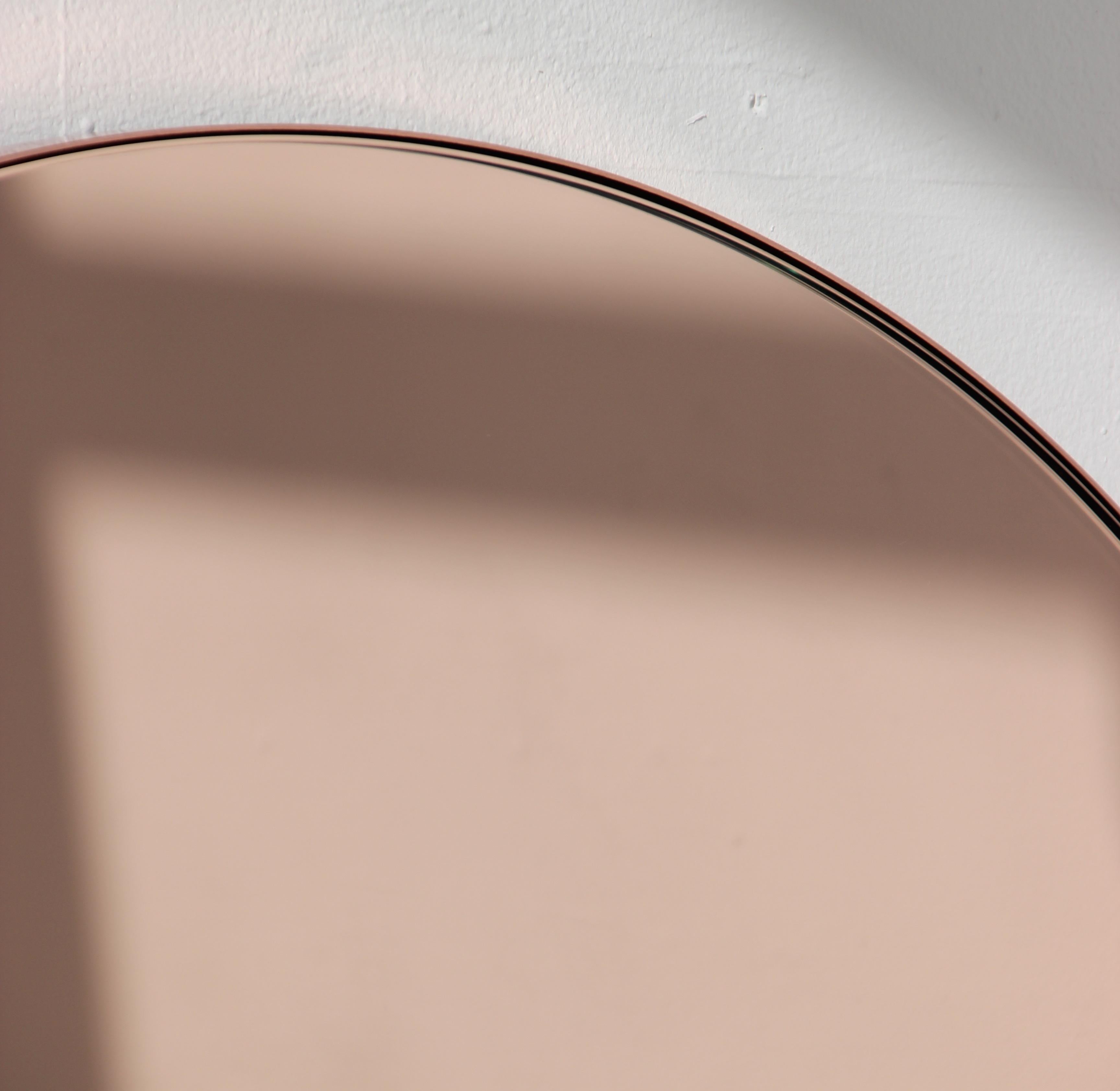 XXIe siècle et contemporain Orbis Rose Gold Tinted Contemporary Round Mirror with Copper Frame, Medium (Miroir rond contemporain teinté d'or rose avec cadre en cuivre) en vente
