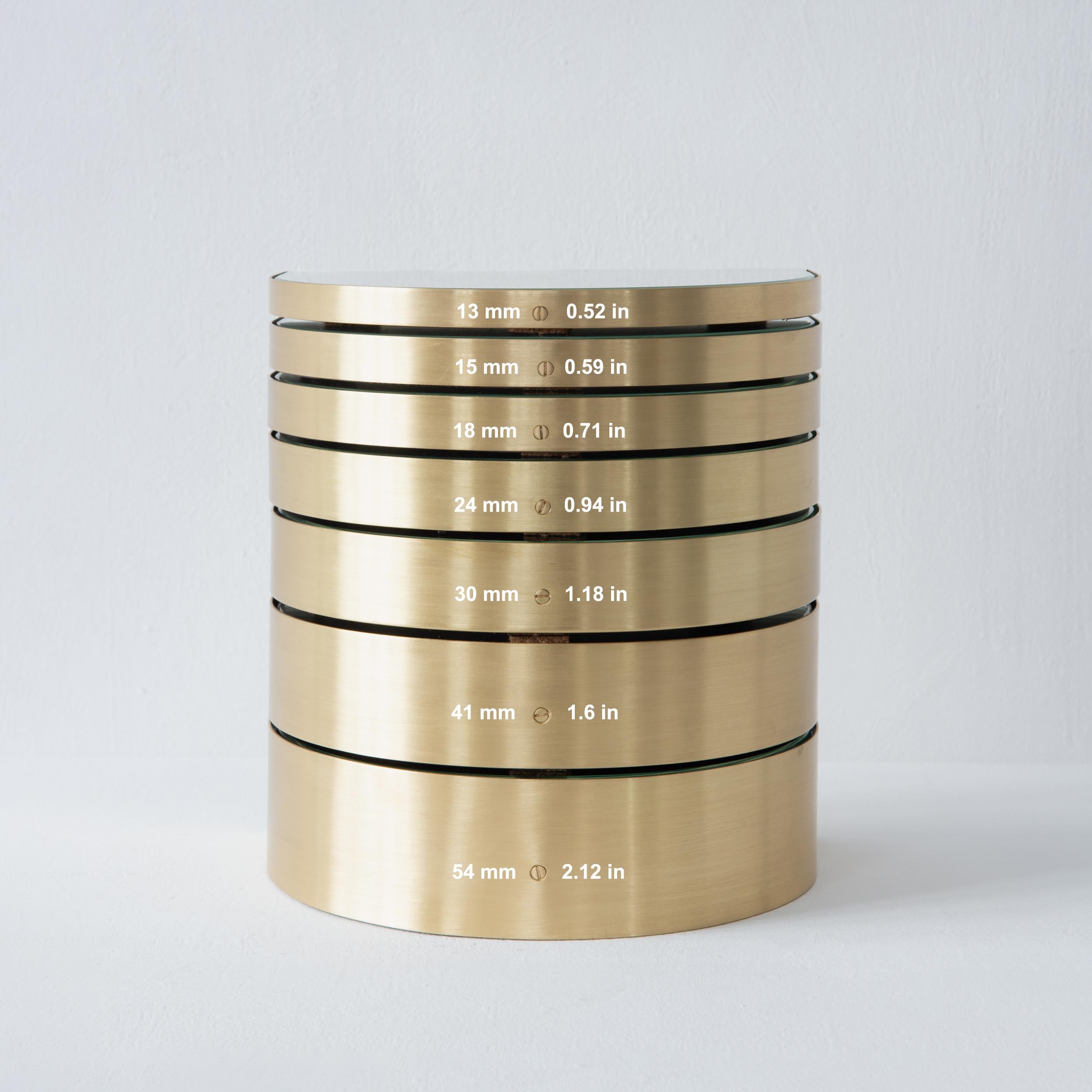 XXIe siècle et contemporain Miroir rond contemporain Orbis teinté or avec cadre en laiton brossé, XL en vente