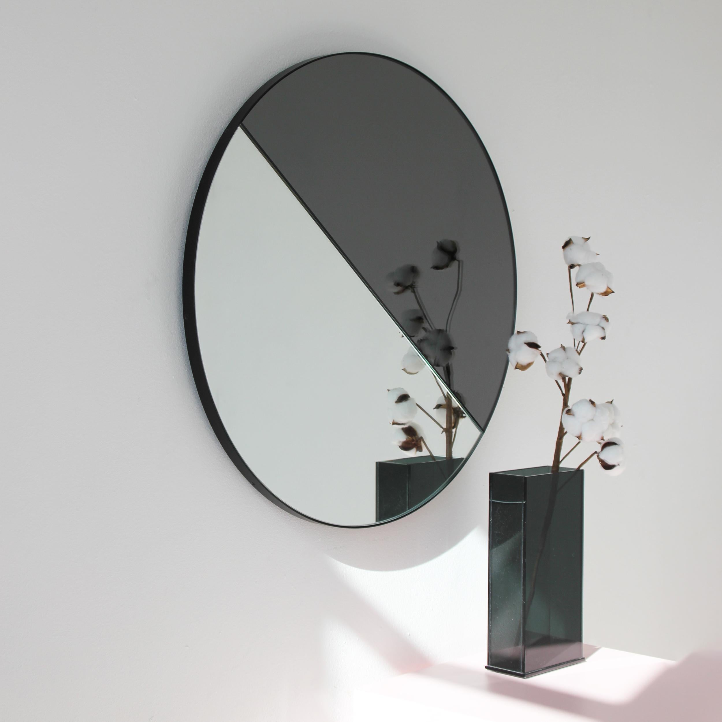 Organique Orbis Dualis Mixed Black Tint Contemporary Round Mirror with Black Frame, Small (miroir rond contemporain avec cadre noir) en vente