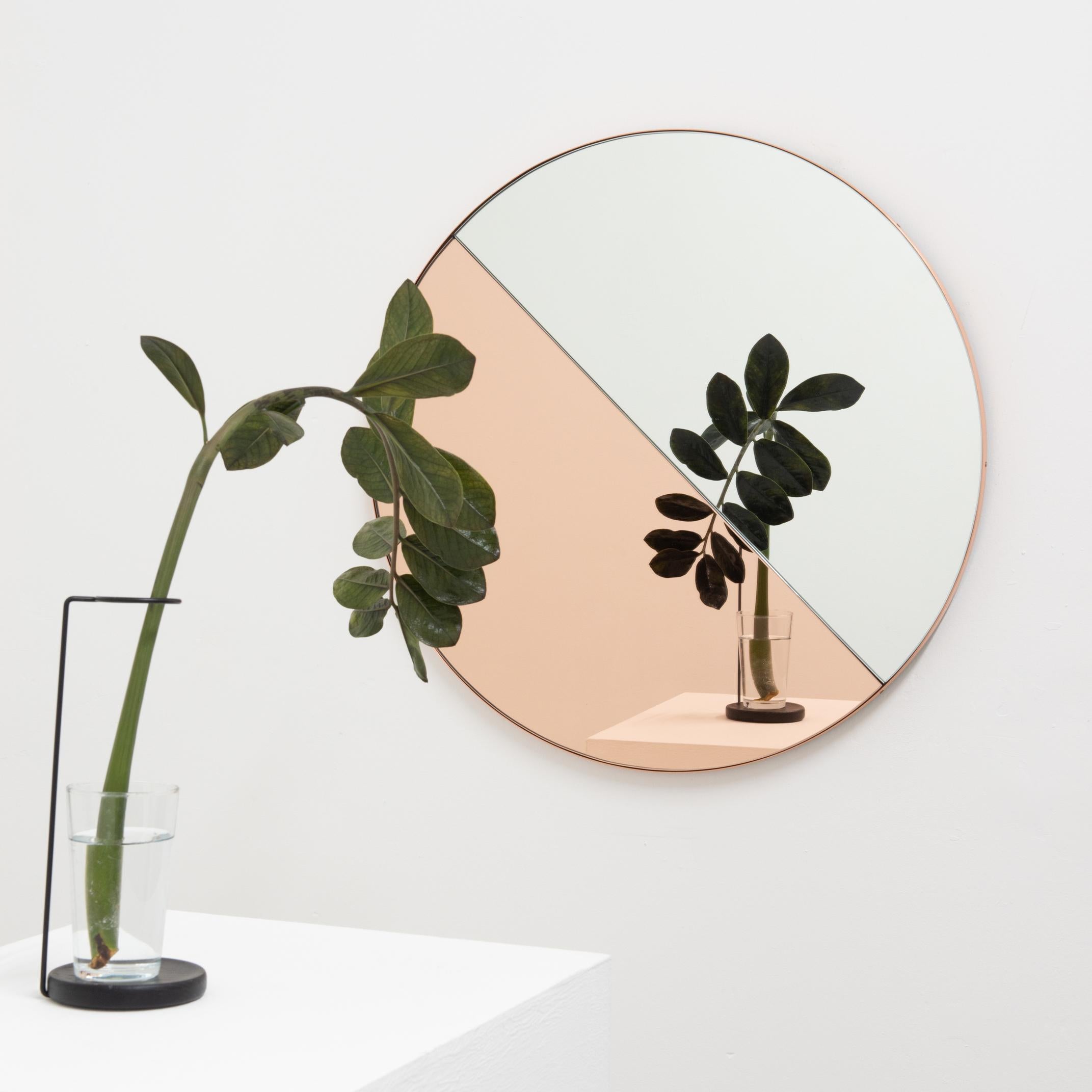 Miroir rond Orbis Dualis couleur pêche avec cadre en cuivre, en stock en vente 1