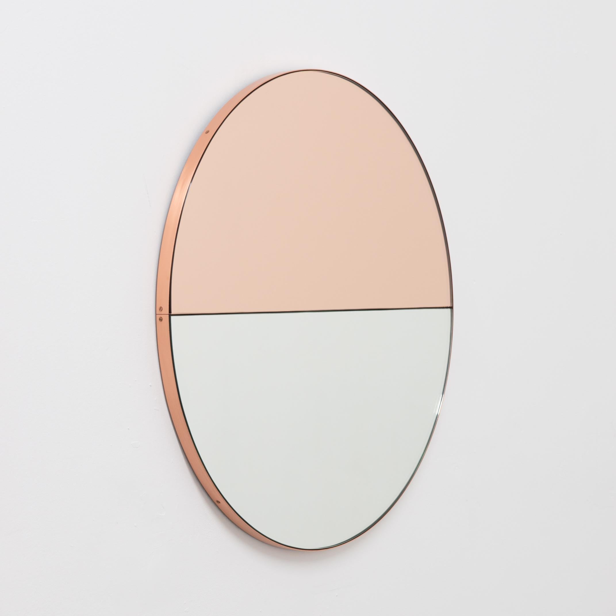Britannique Miroir rond Orbis Dualis couleur pêche avec cadre en cuivre, en stock en vente