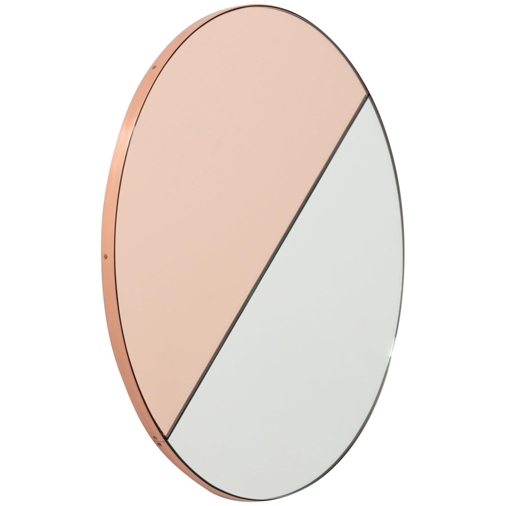 Miroir rond Orbis Dualis couleur pêche avec cadre en cuivre, en stock en vente