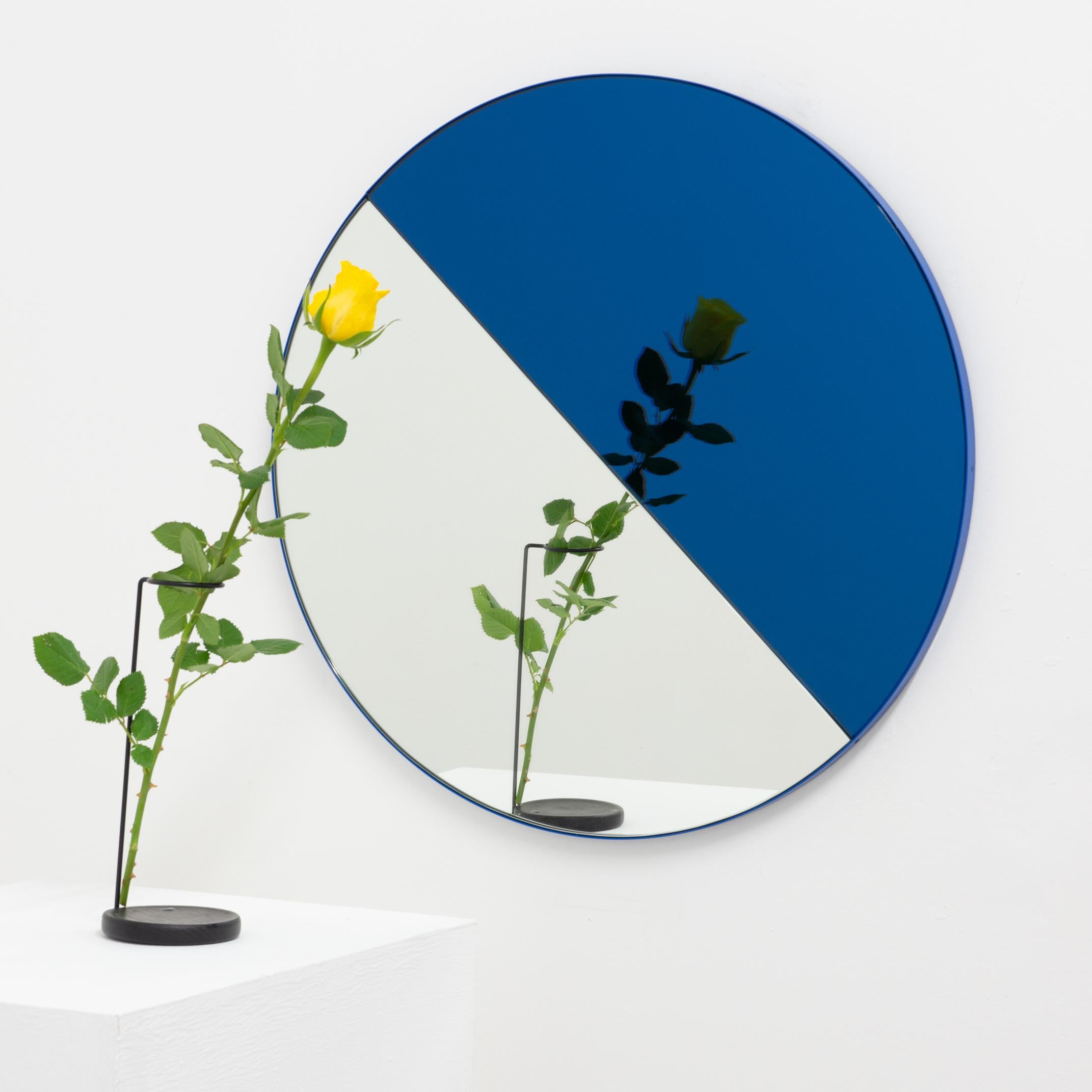 Britannique Orbis Dualis Contemporary Blue and Silver Round Mirror with Blue Frame, Large (Miroir rond contemporain bleu et argent avec cadre bleu) en vente