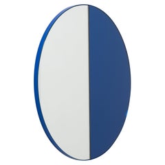 Orbis Dualis Contemporary Blue and Silver Round Mirror with Blue Frame, Large (Miroir rond contemporain bleu et argent avec cadre bleu)