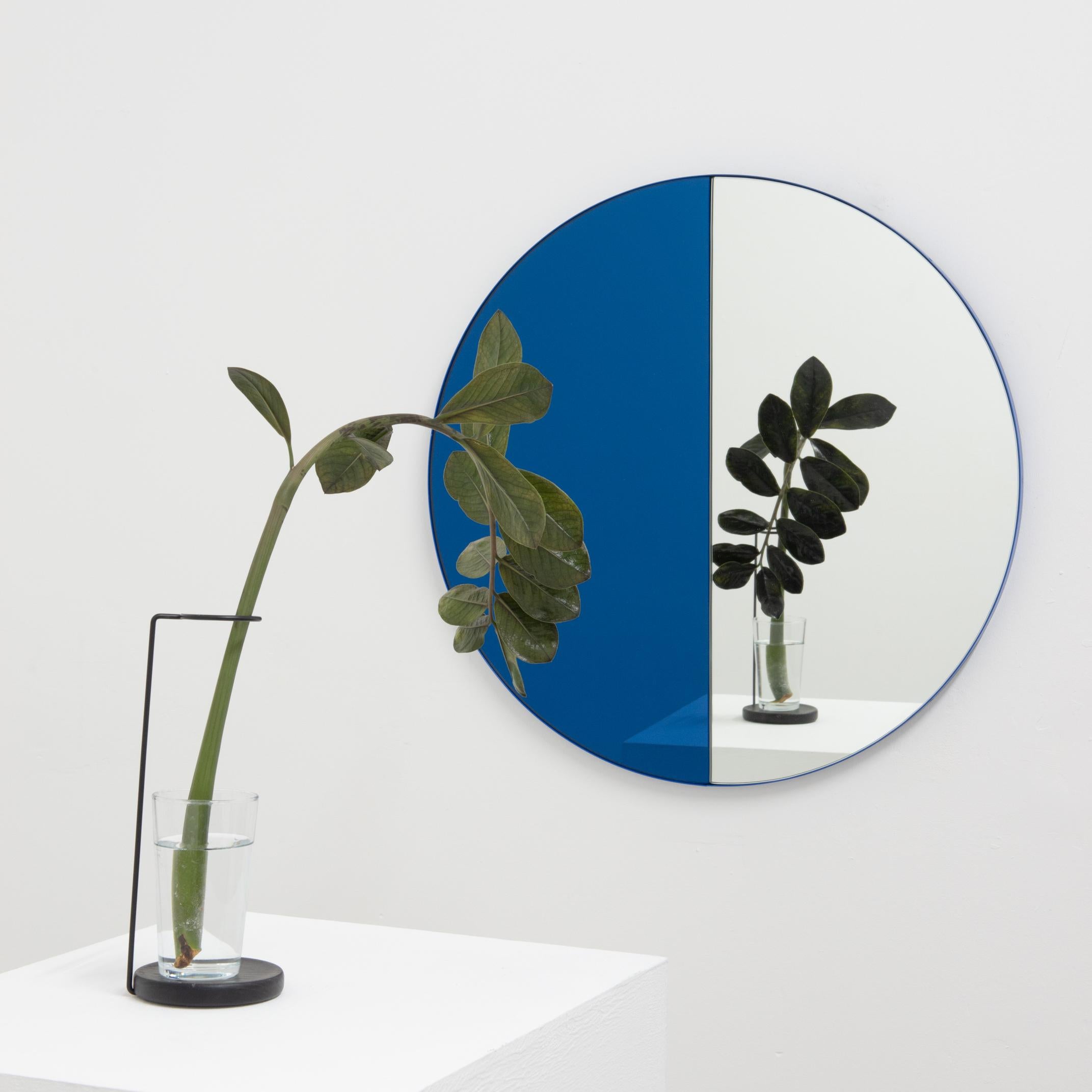 Miroir rond Orbis Dualis bleu et argenté avec cadre bleu, en stock en vente 3