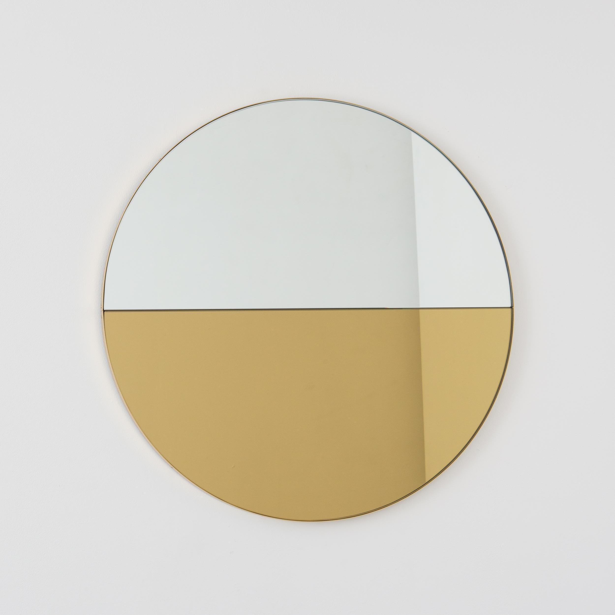 Brossé Miroir moderne rond Orbis Dualis teinté or mélangé avec cadre en laiton, moyen en vente
