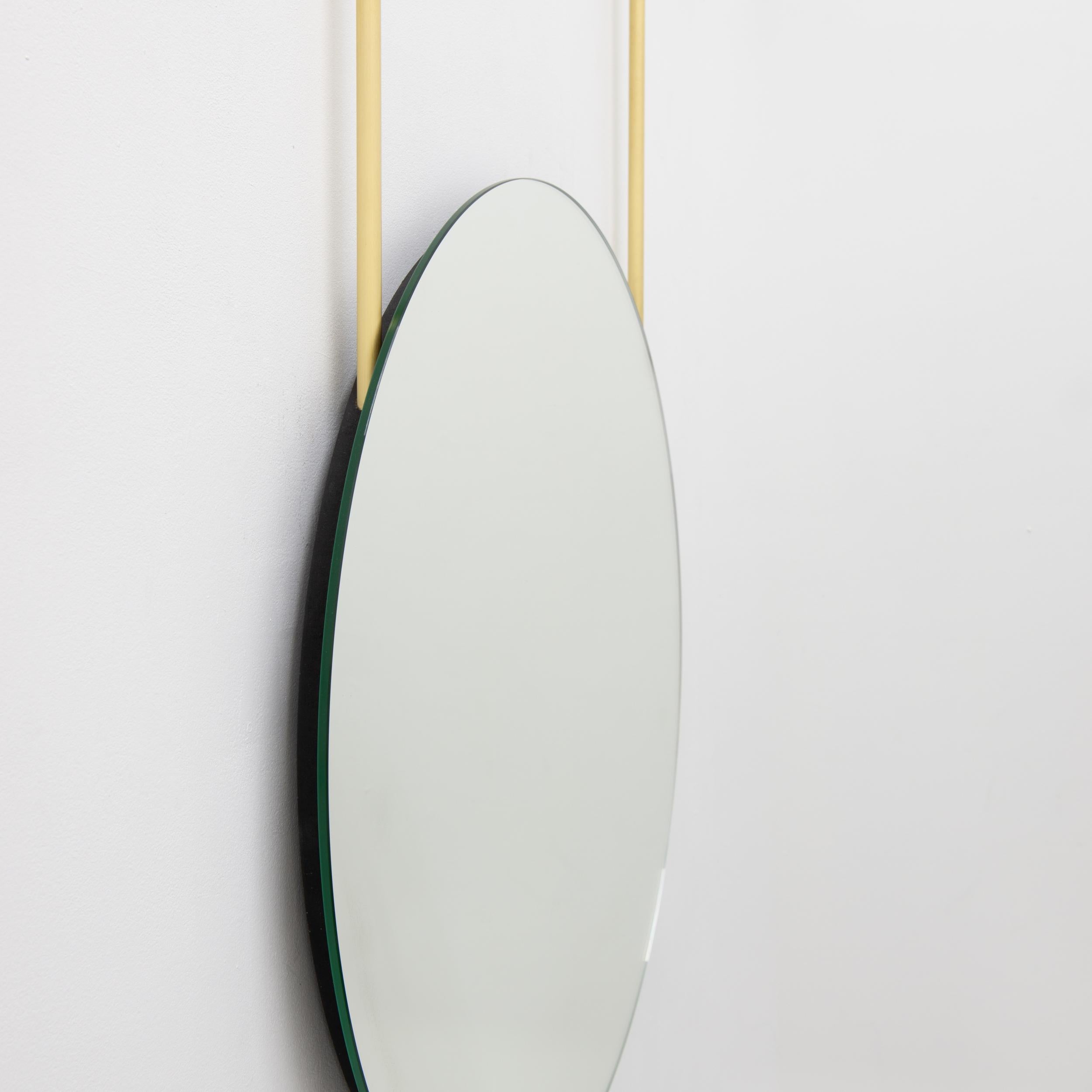 Miroir à suspension suspendu rond Orbis sans cadre avec deux tiges en laiton en vente 1